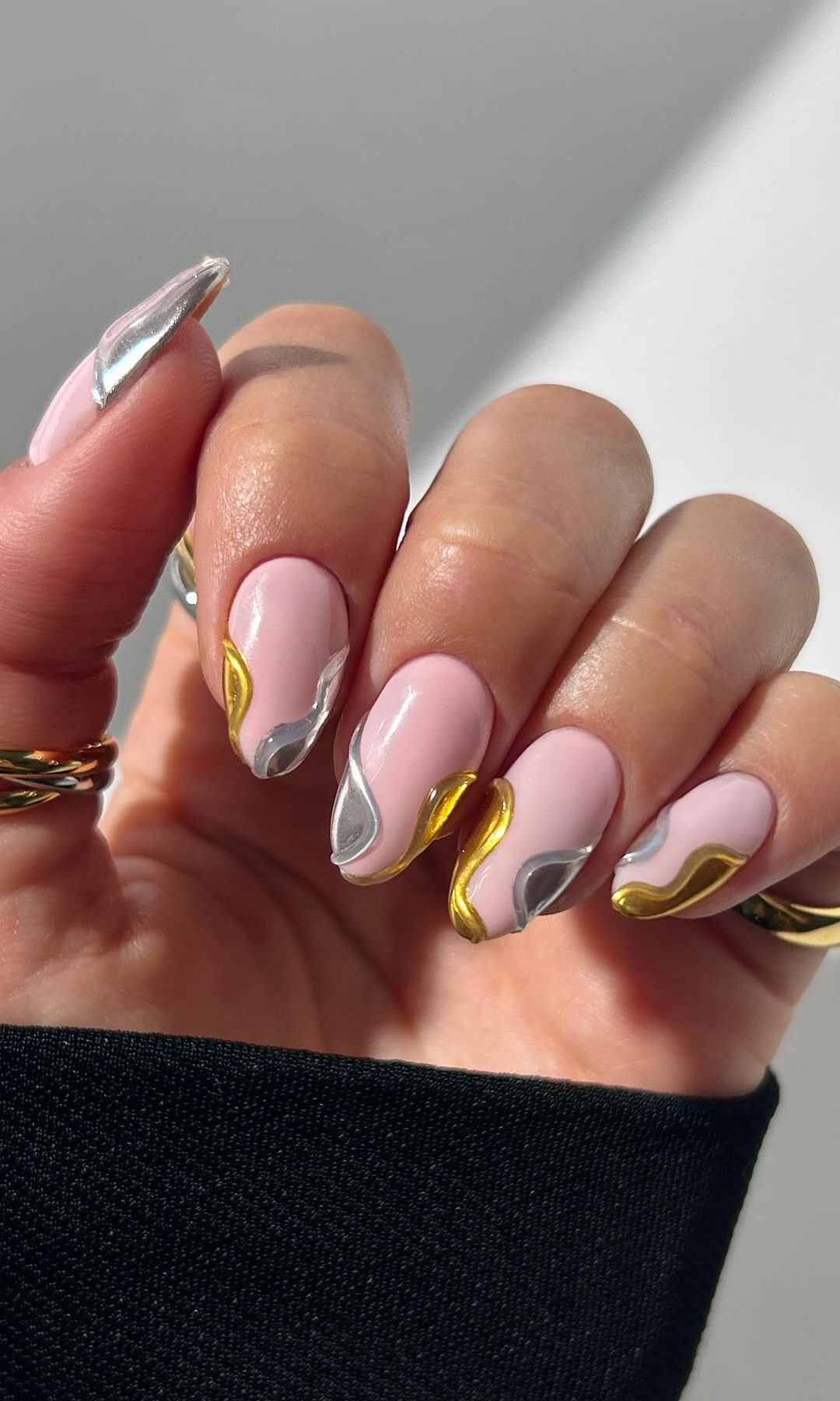 Manicura con detalles plateados y dorados