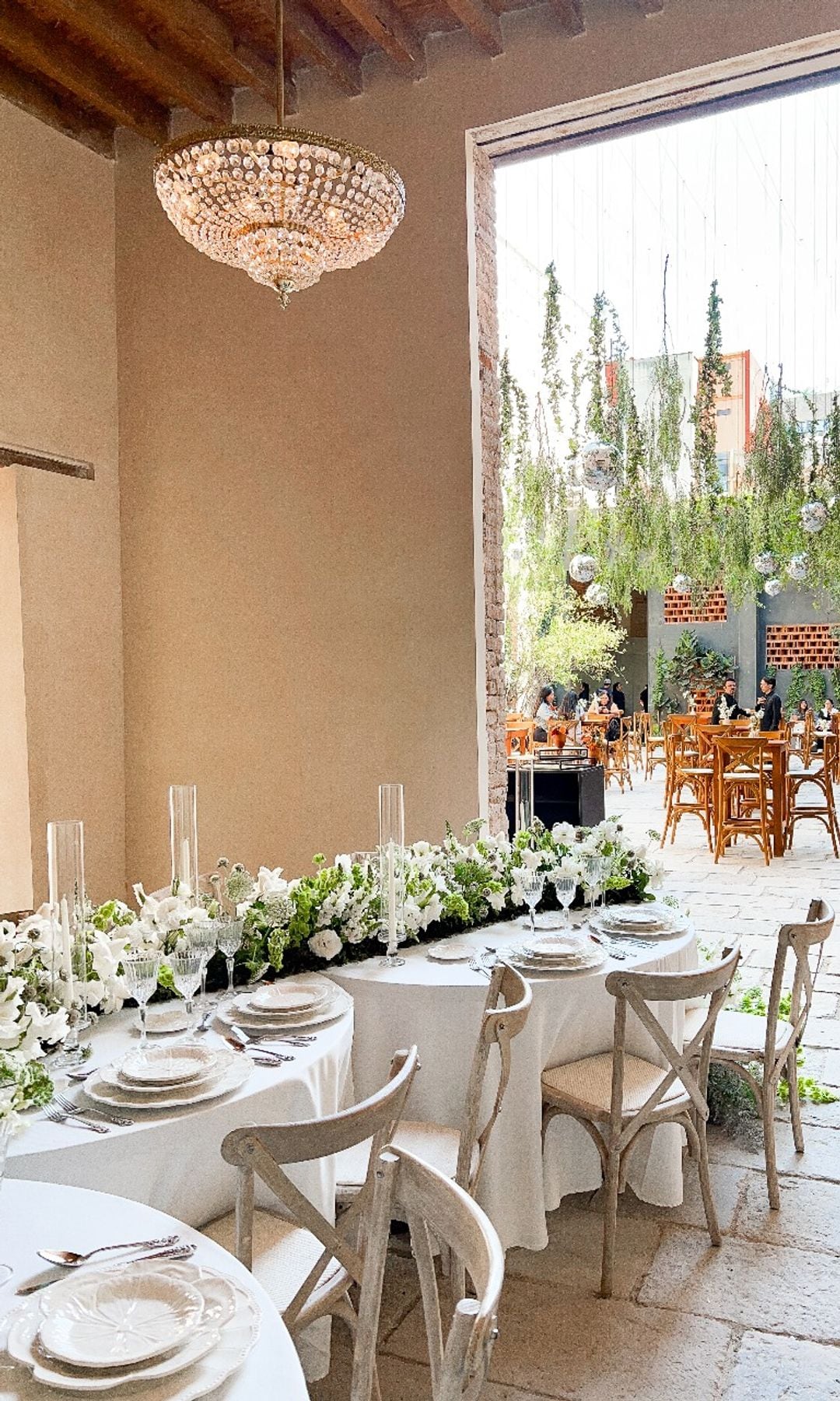 Cuando encuentras el venue perfecto para ti podrás personalizarlo tanto como tú te lo imagines- En esta foto, observamos un montaje realizado en CASO. 