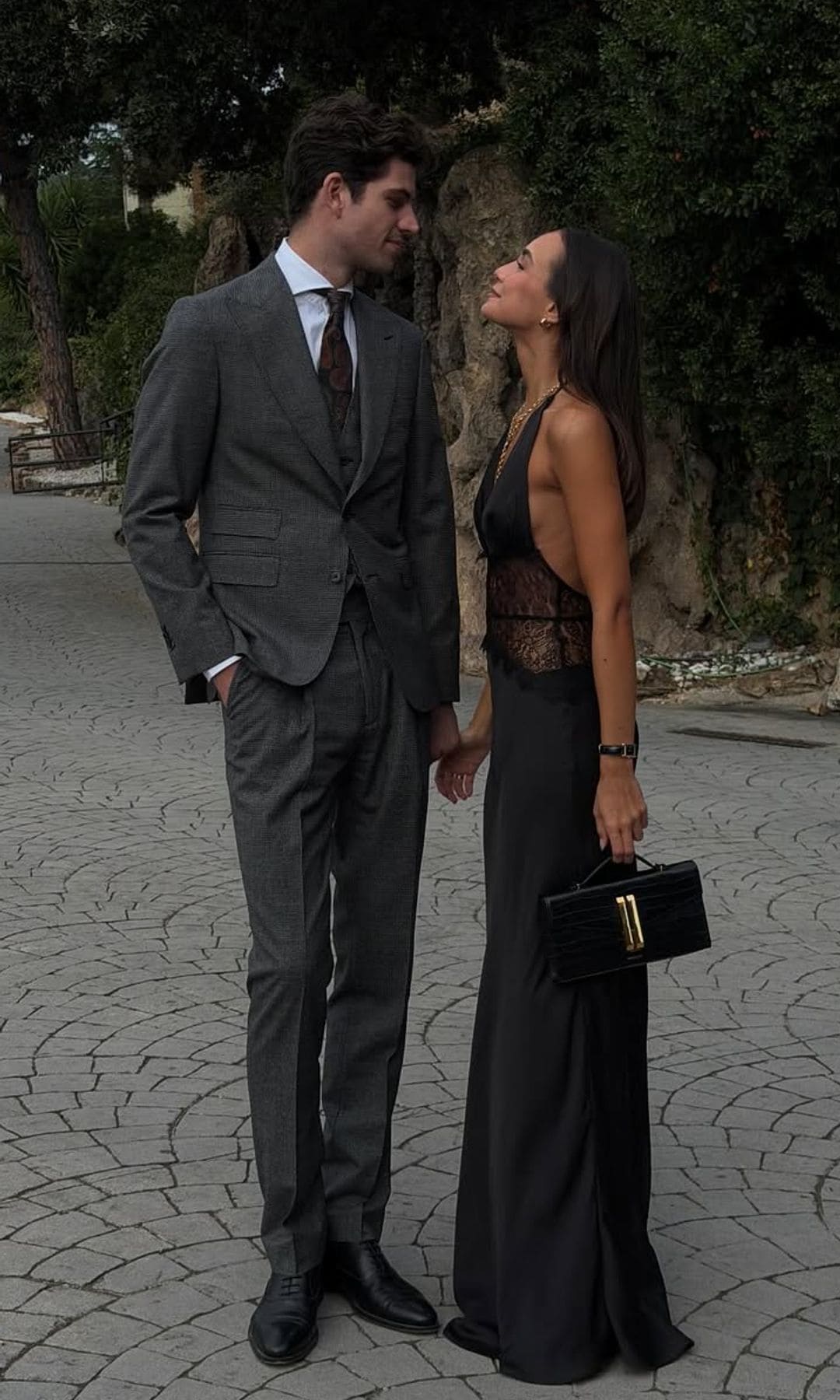 Vestida de negro y encaje: la invitada española que ha arrasado con su look para una boda este fin de semana