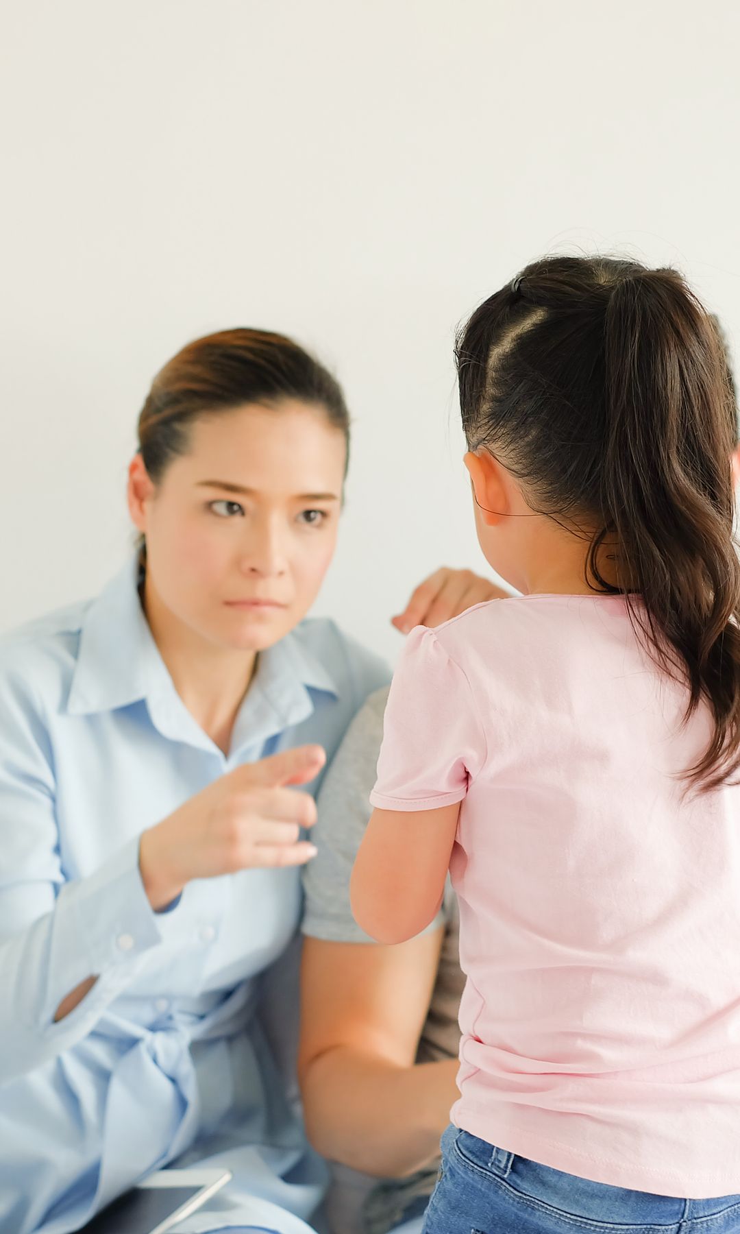 Madre regaña a su hija