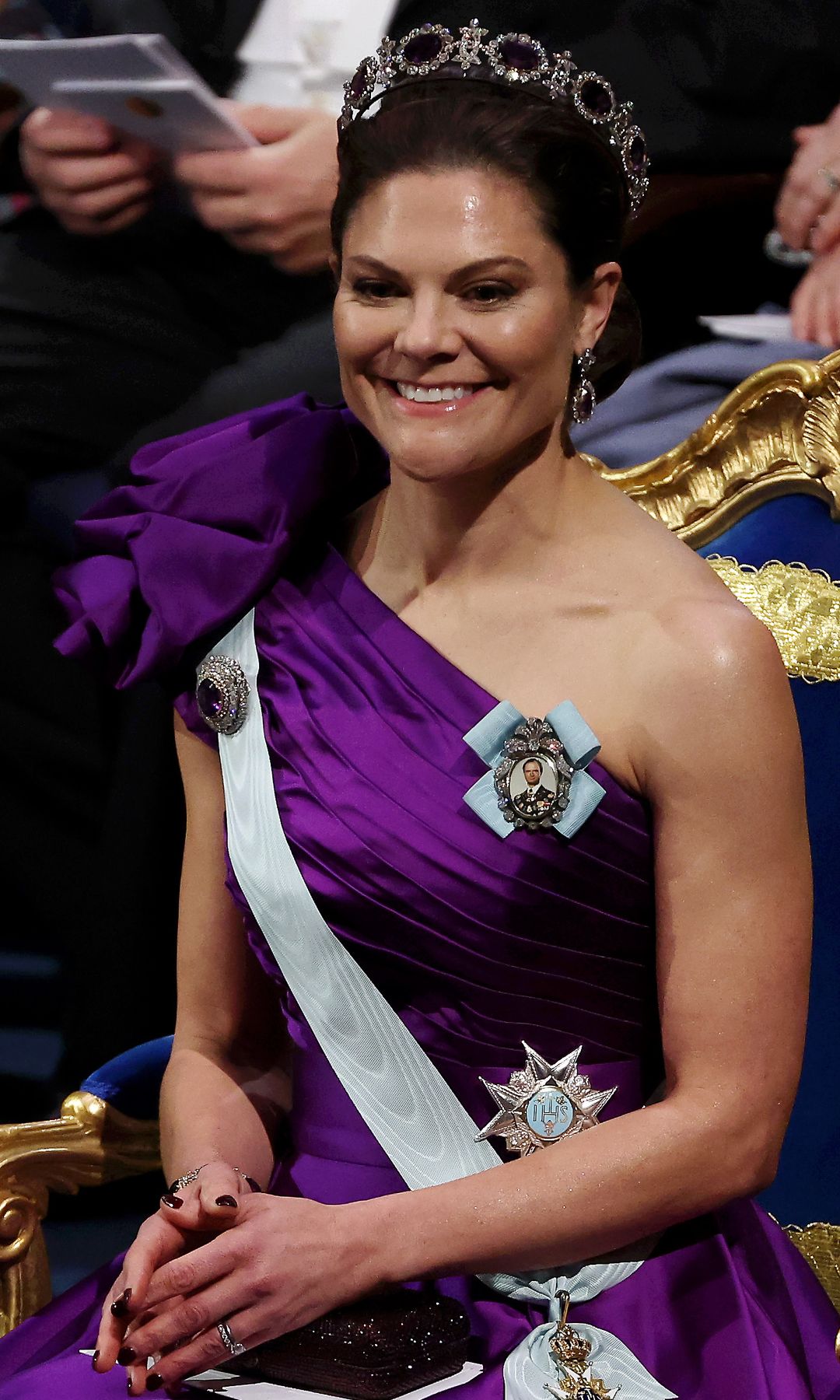 Victoria de Suecia en el Stockholm Concert Hall con vestido de gala morado y tiara