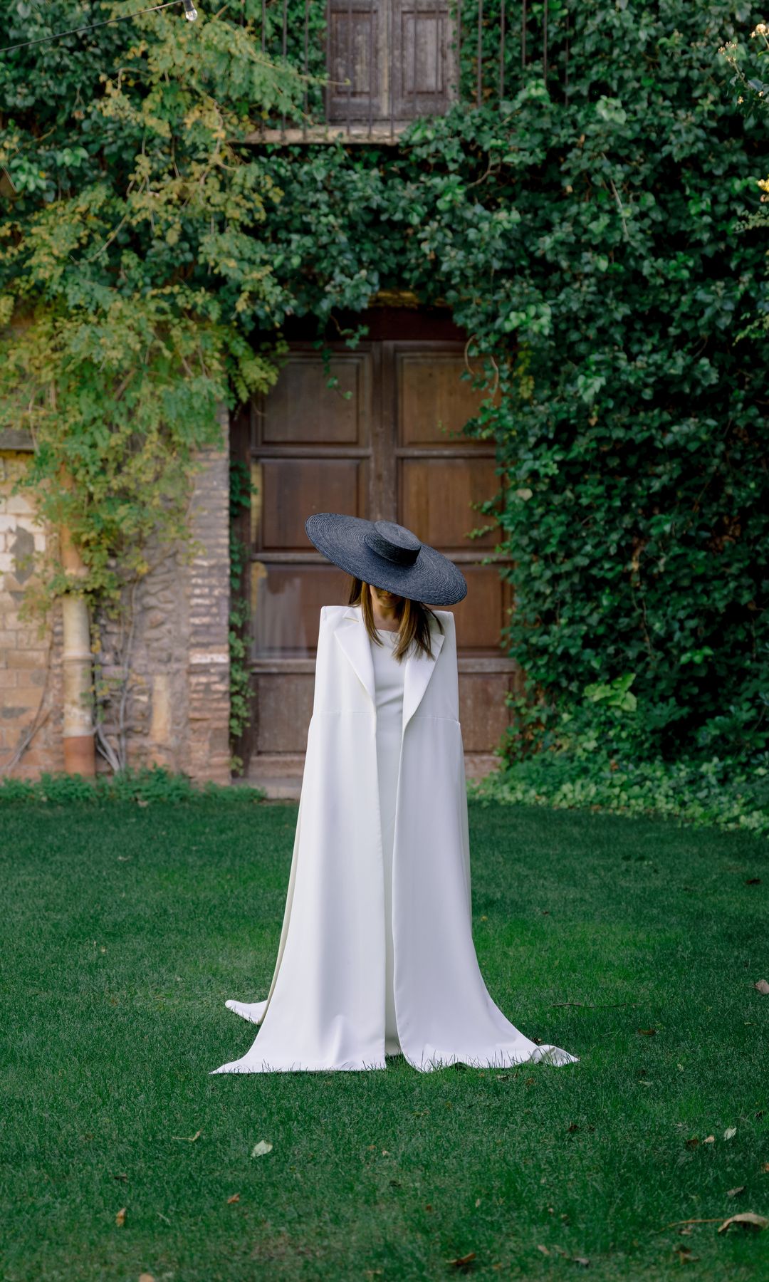 Vestido de novia de Luis Infantes con abrigo minimalista