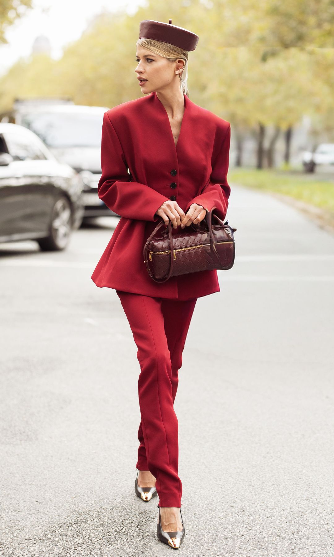 Total look rojo con traje de chaqueta con hombros abullonados