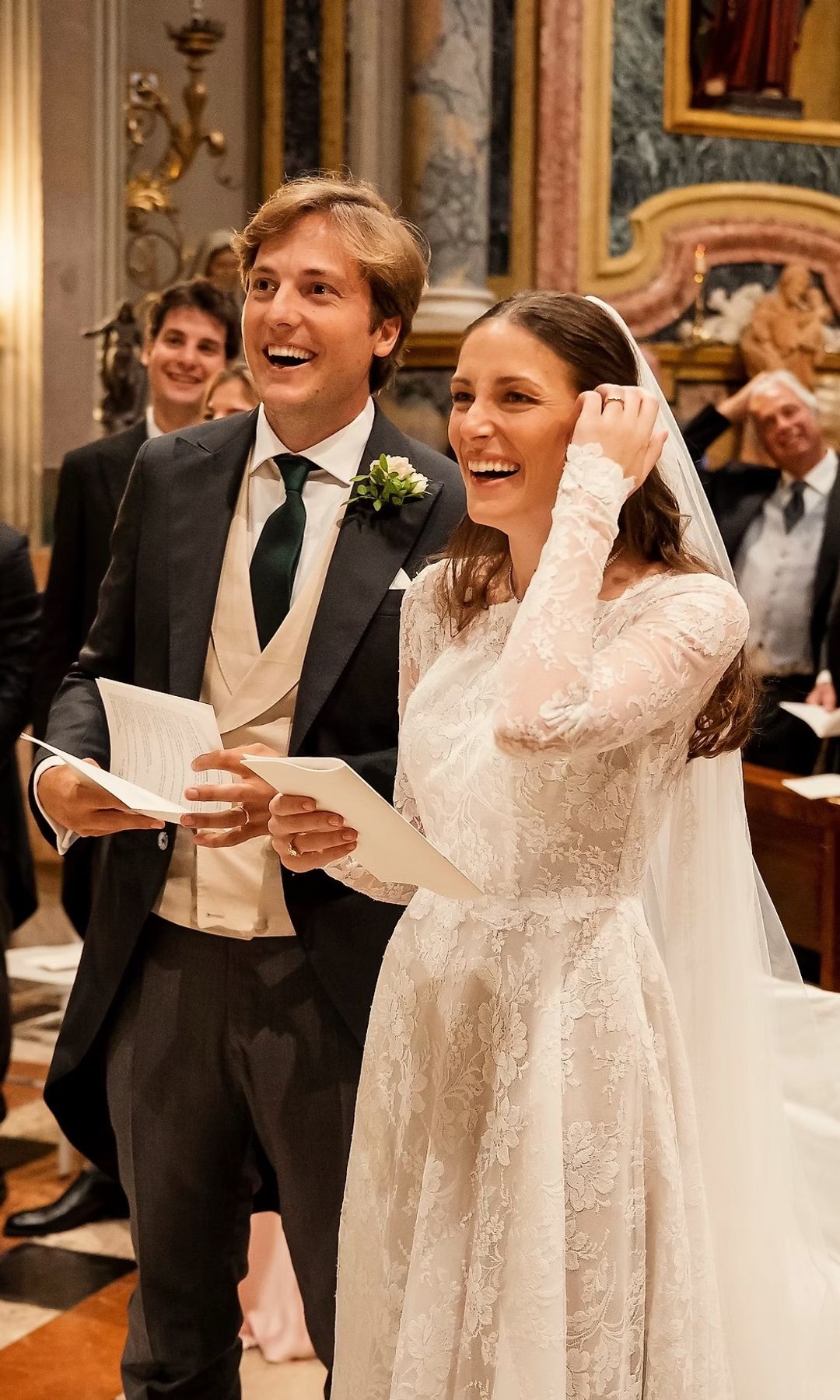 Novios en la iglesia