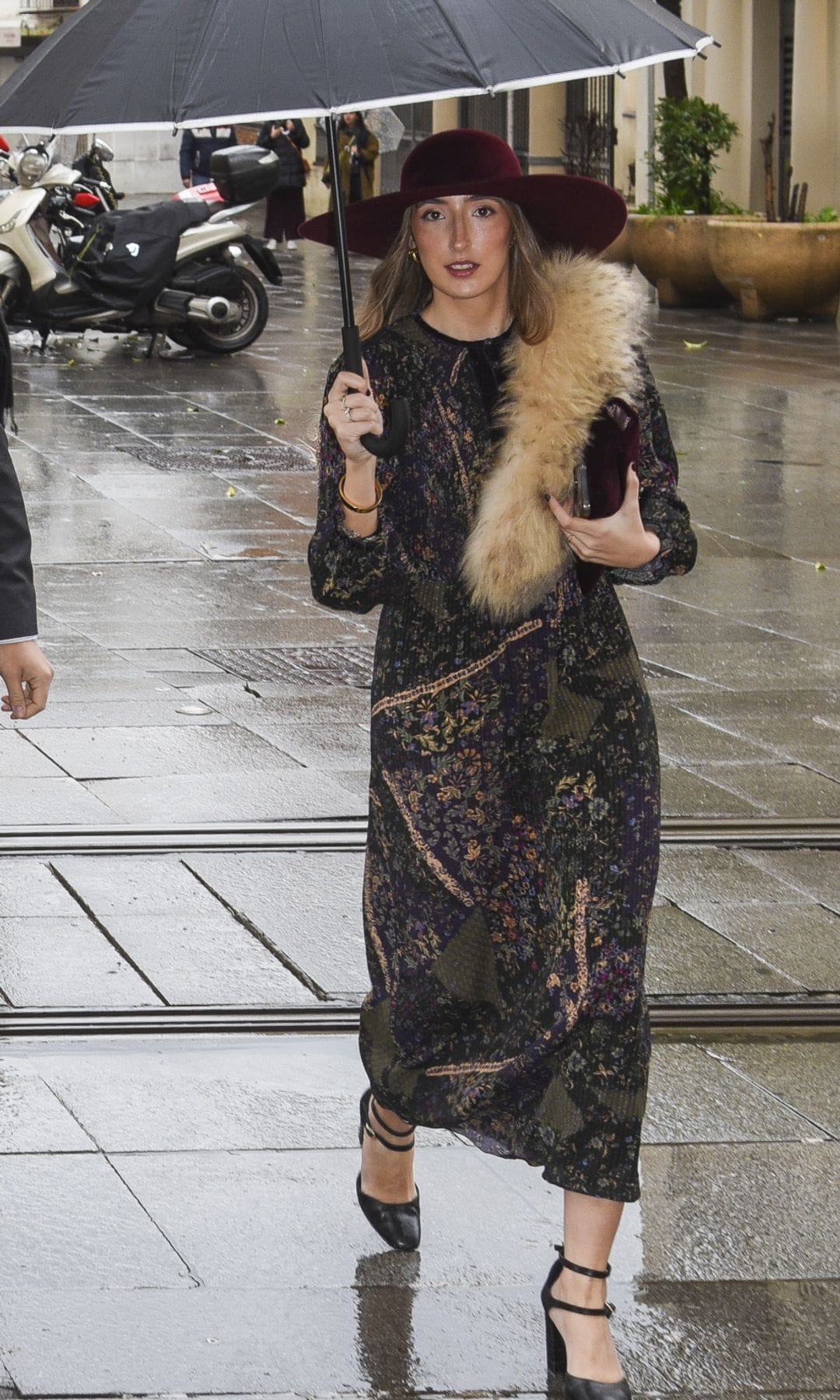 Invitada a una boda con lluvia.