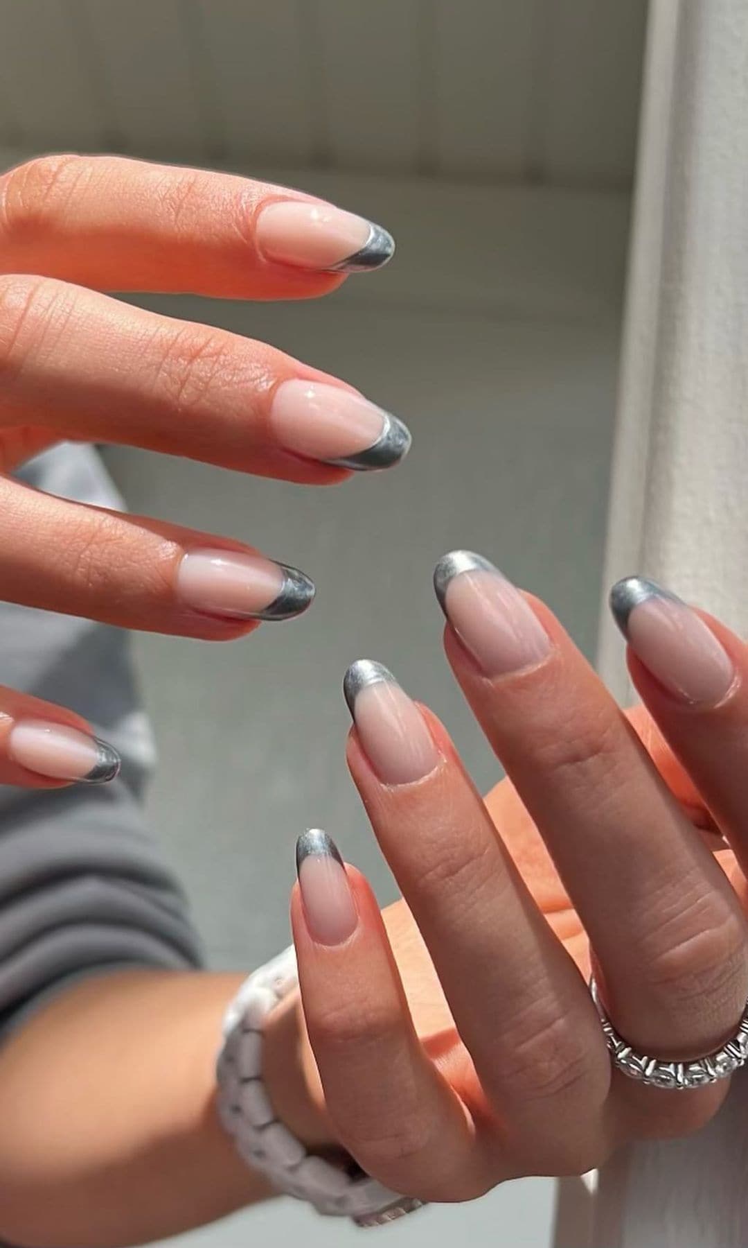 Manicura francesa metalizada
