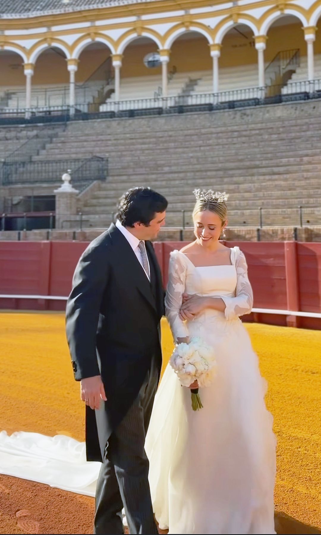 Mariana de Solís-Beaumont enfundada en un vestido nupcial blanco pulcro