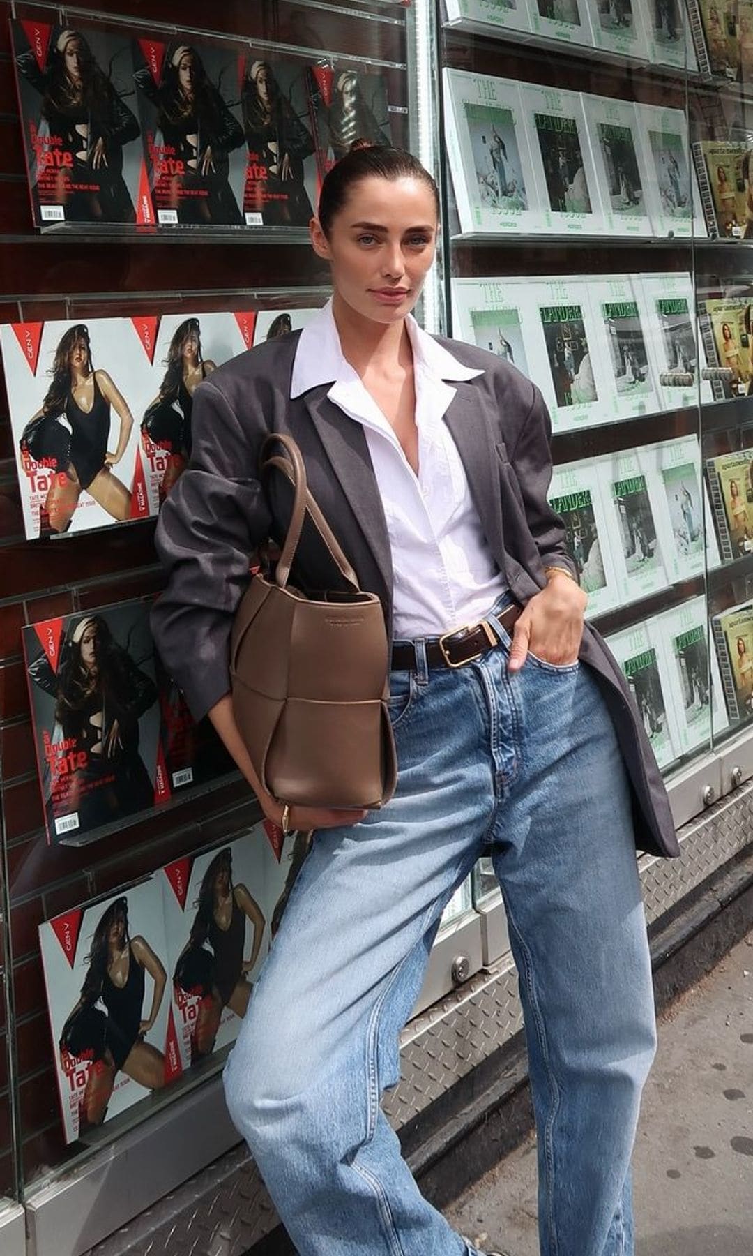 Rebecca Donaldson con bolso de Bottega Veneta