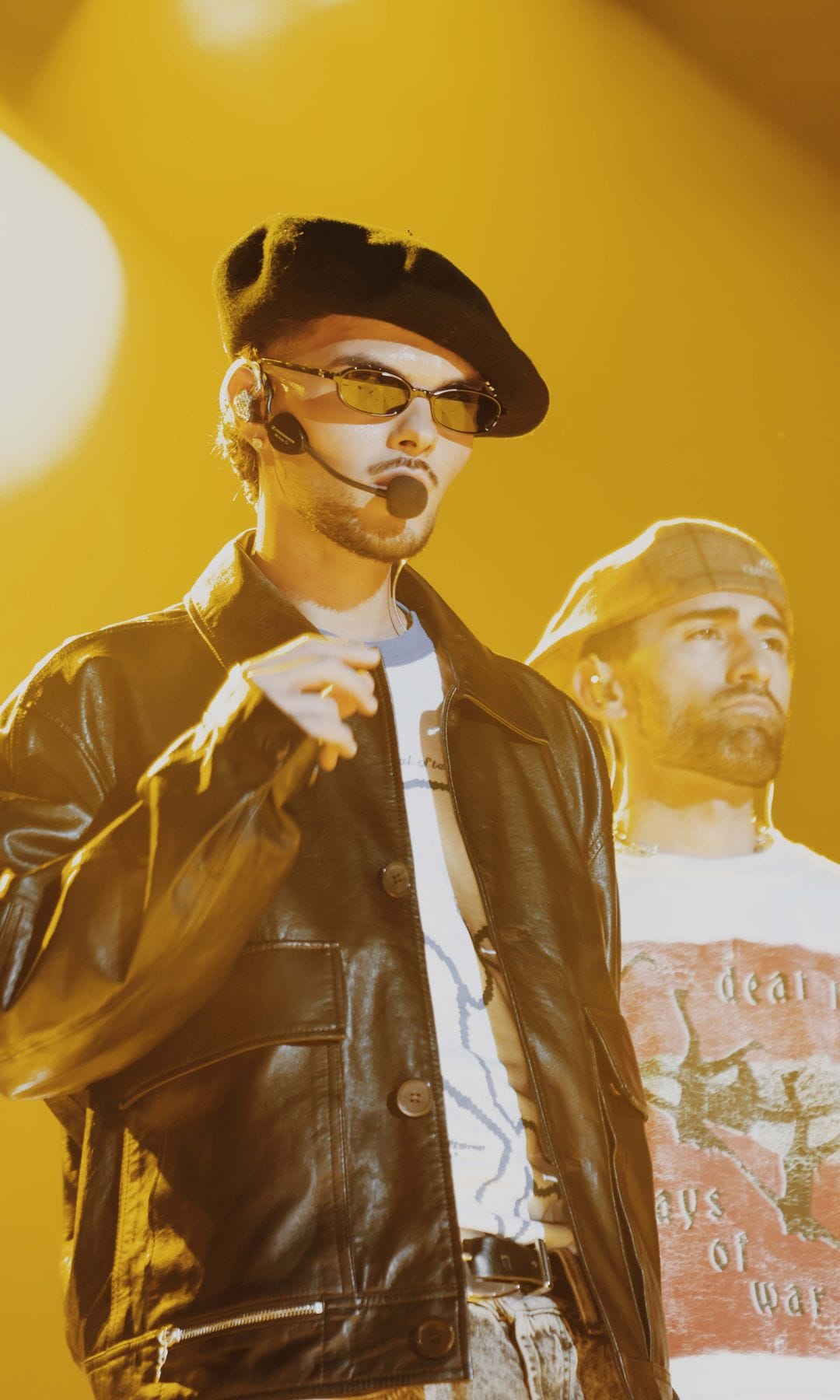 Abraham Mateo en el  escenario, uno con gorra y gafas compañado de uno de sus bailarines