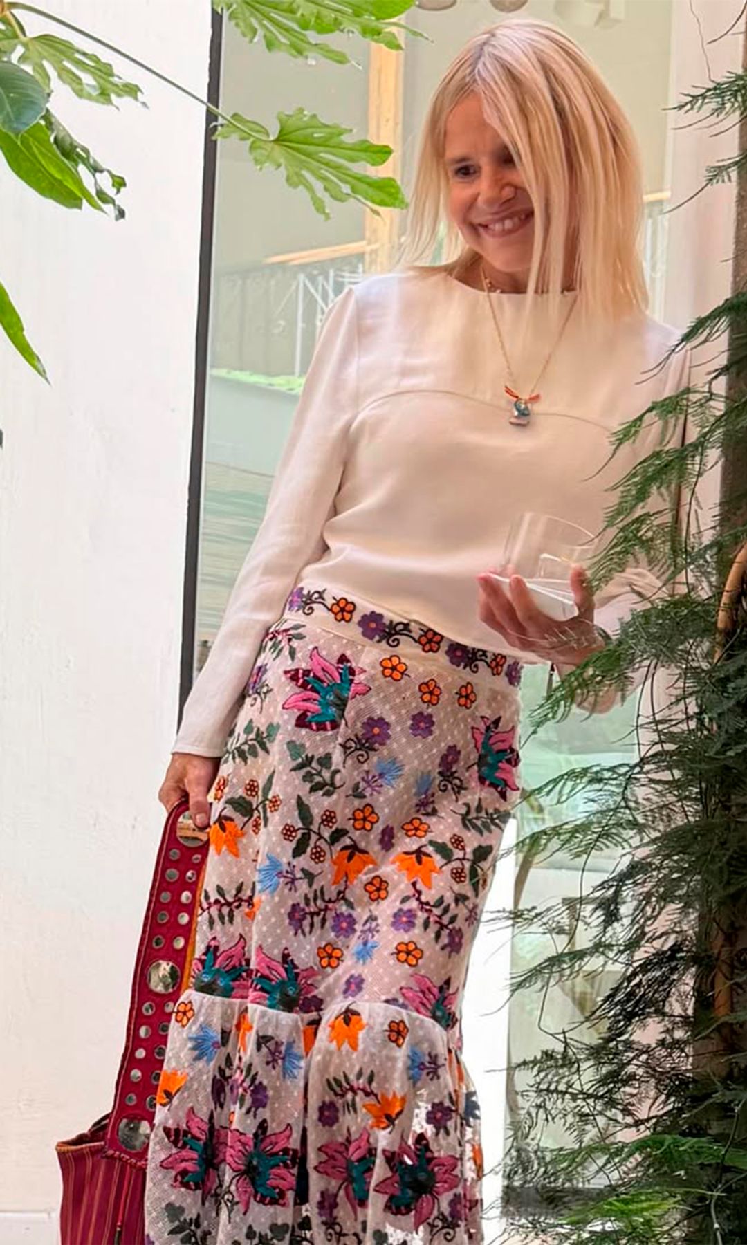 Eugenia Martínez de Irujo recupera su falda preferida: un diseño boho y transparente con flores bordadas de sus pinturas