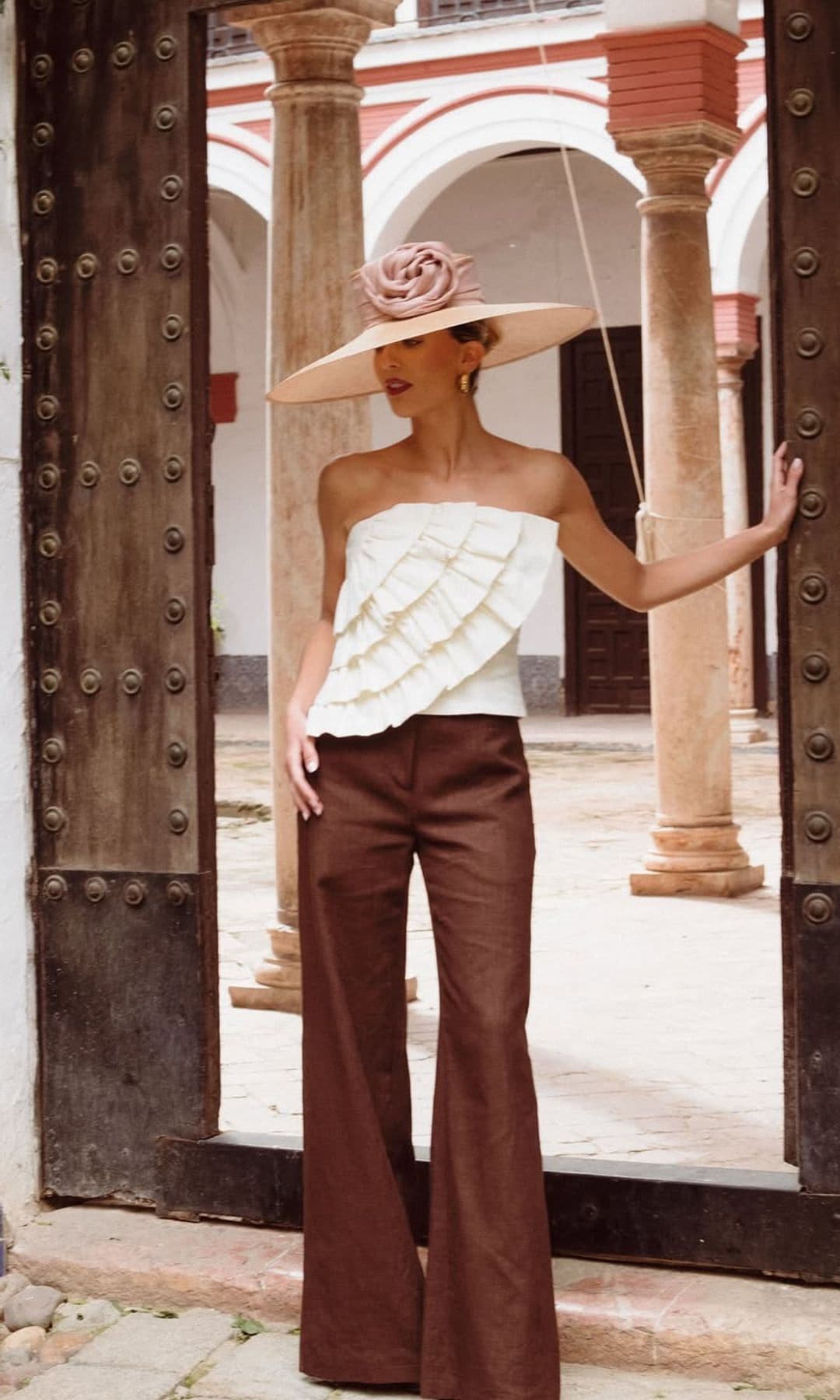 La influencer Rocio Millan con total look de invitada de Deluem y tocado