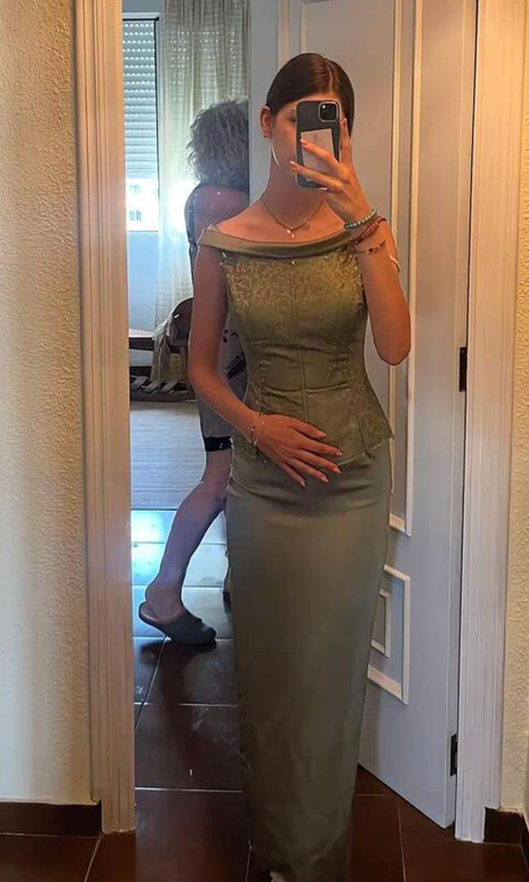 Invitada de graduación con el vestido que su abuela llevó a la boda de sus padres