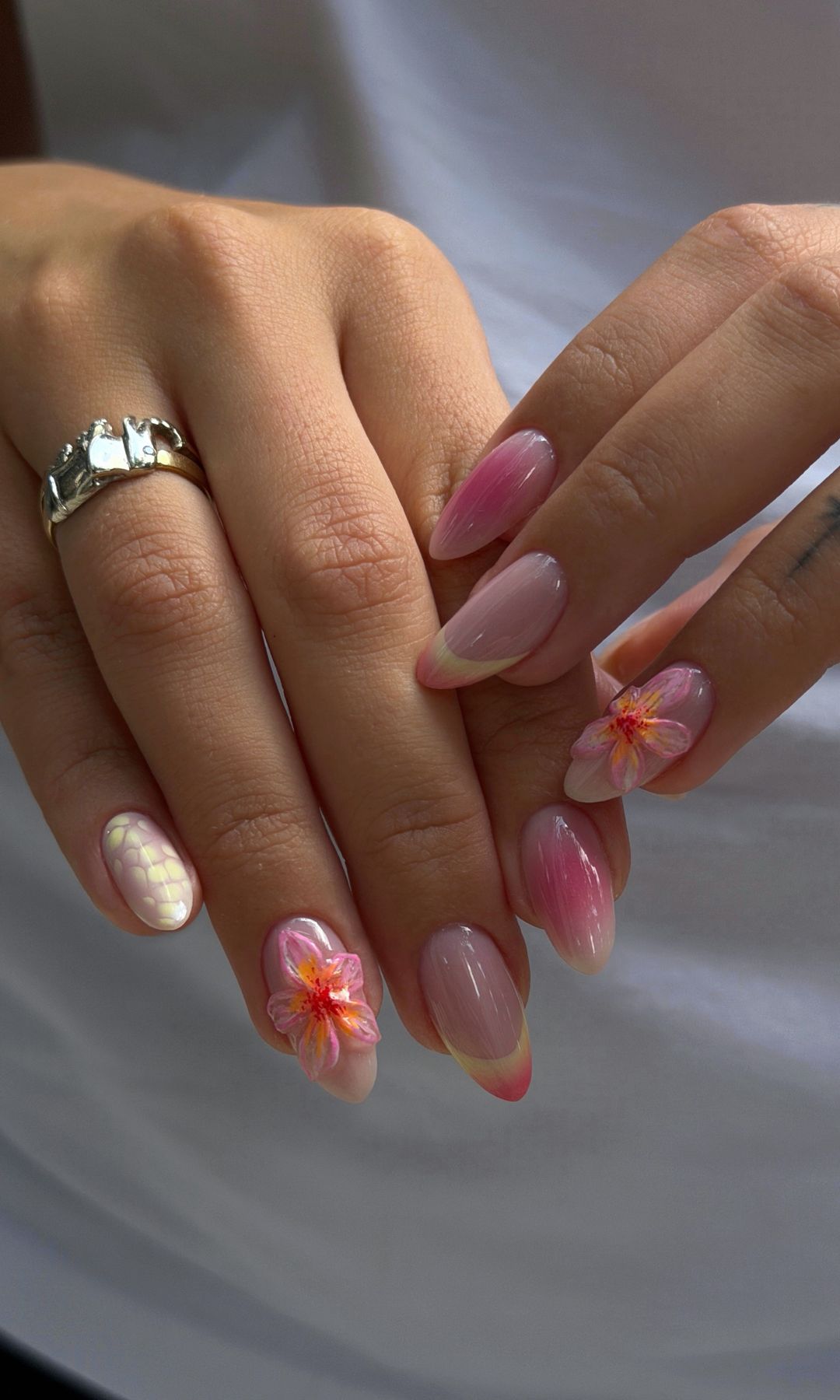 Manicura con colores del atardecer variada