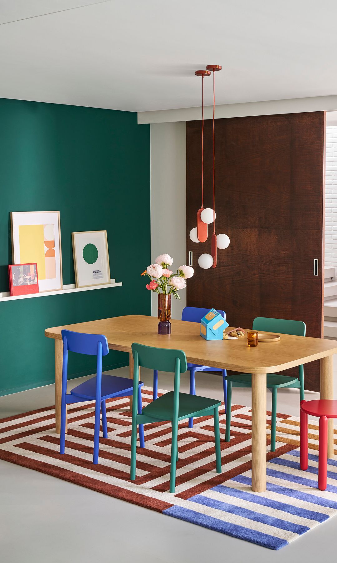 Comedor decorado con color