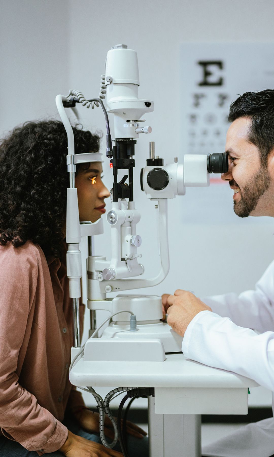 mujer en el oftalmólogo haciéndose una revisión