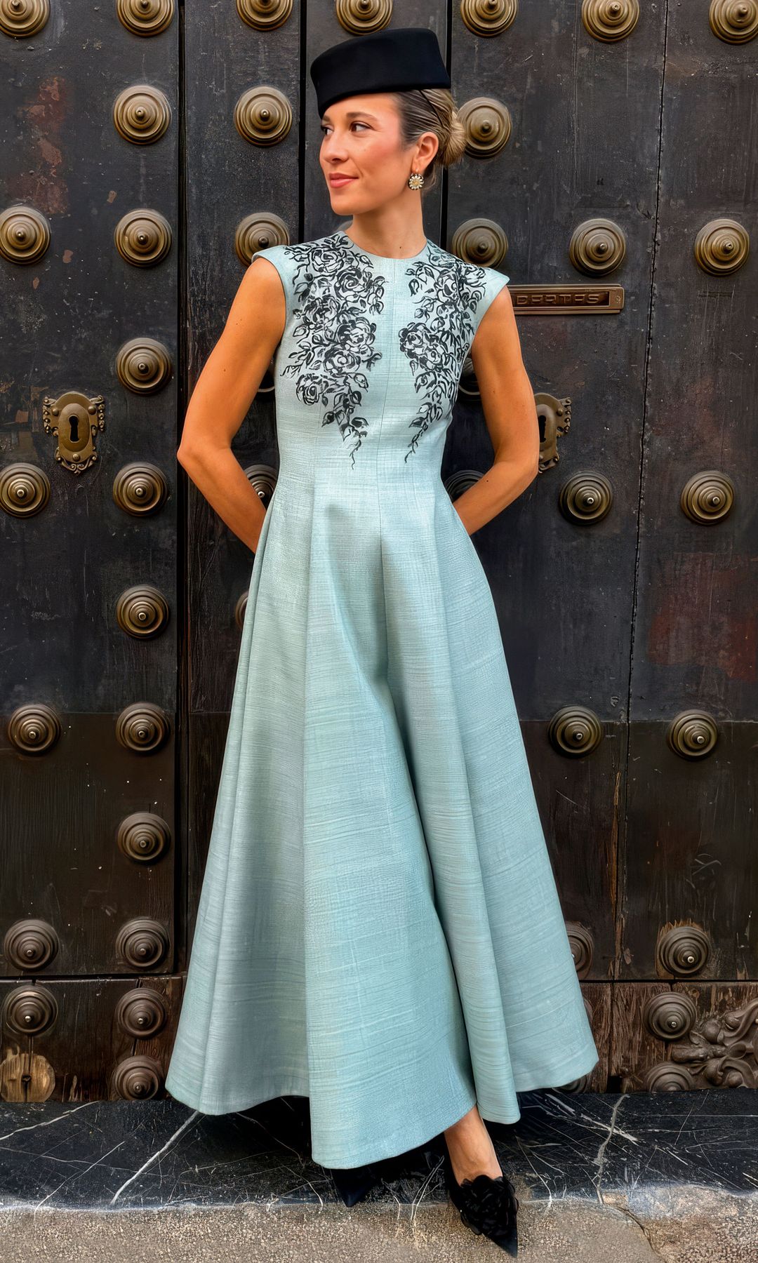 Inés de Cominges enfundada en un vestido azul cielo