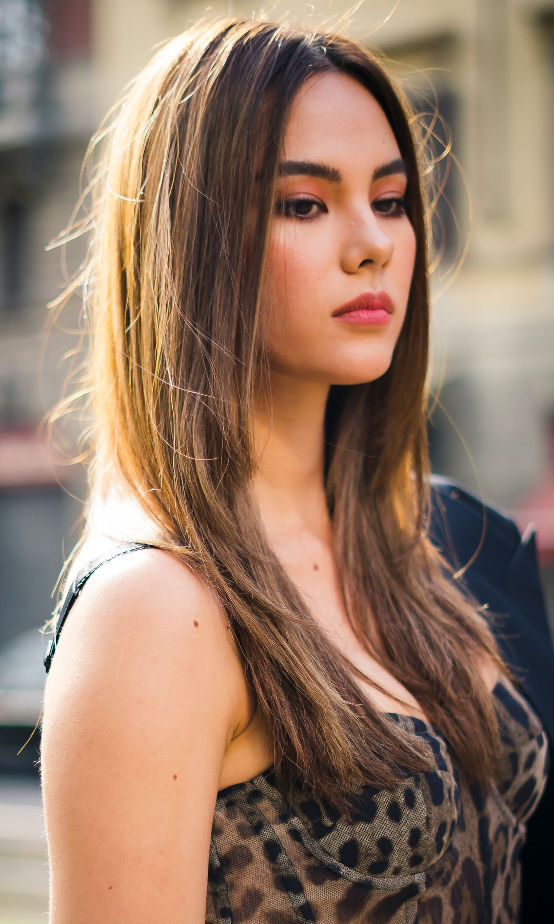 Mujer cabello largo desfilado