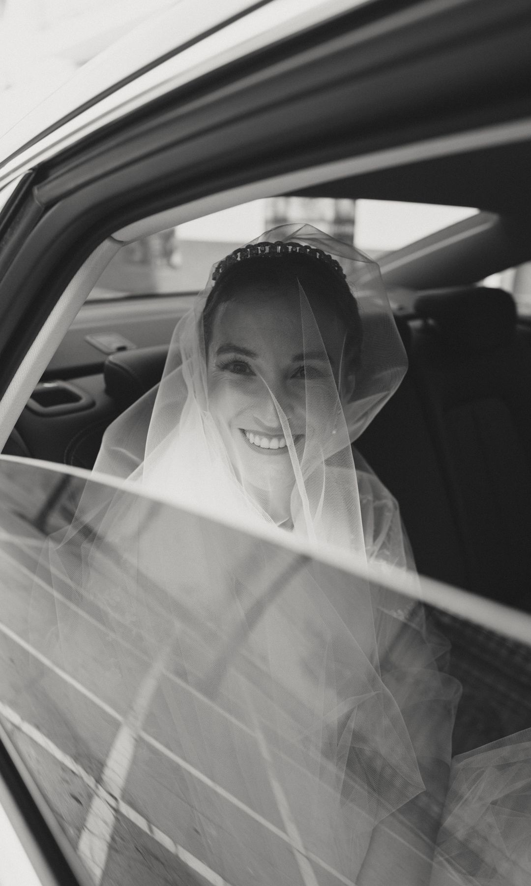 Blanca, con velo de y vestido de novia convertible con capa de Ana Herrero de Tejada