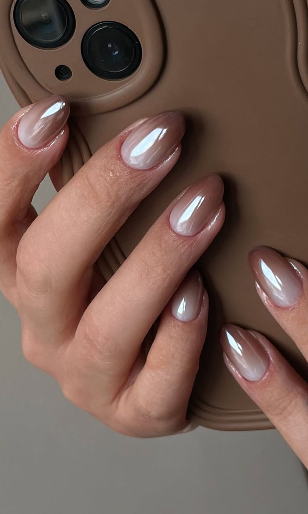 Manicura degradada y cromada en marrón