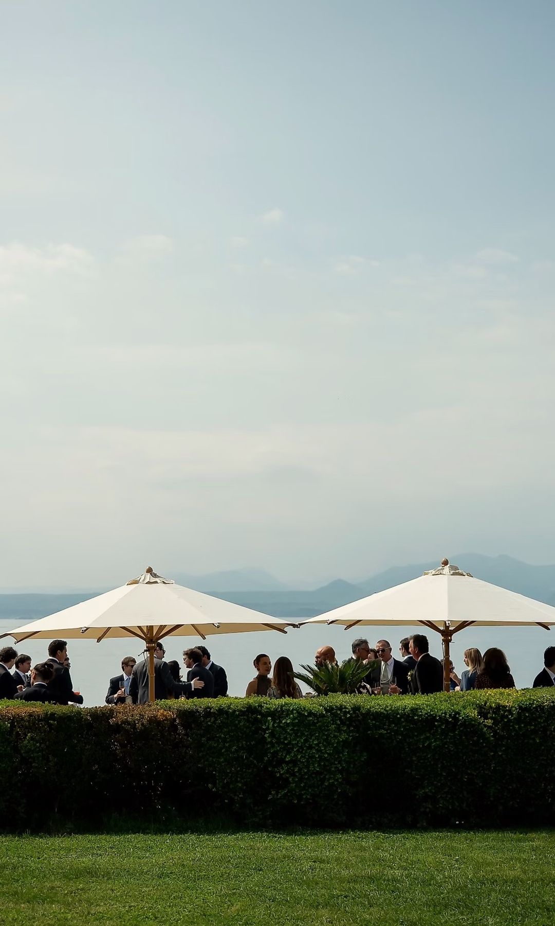 Invitados a una boda en una villa italiana