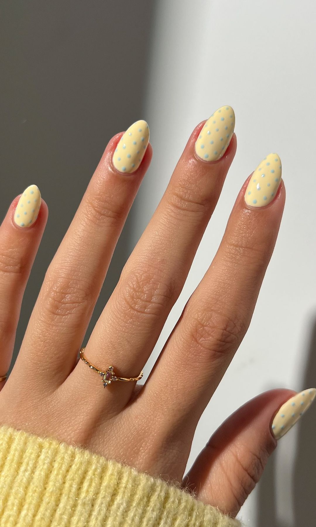 Manicura de lunares en color pastel
