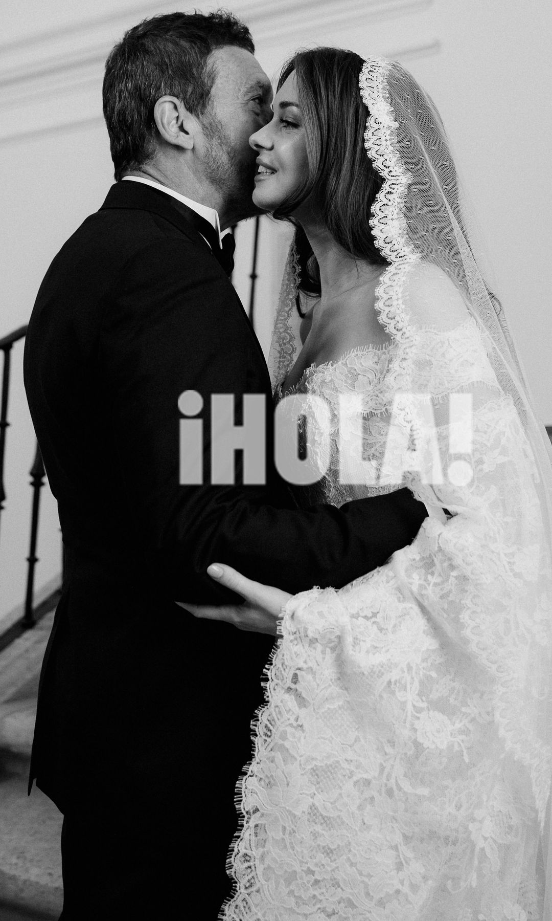 La novia con su padre, muy emocionado, antes de iniciar su camino al altar, donde minutos después dio el "sí, quiero" al empresario Alex Gruszynski