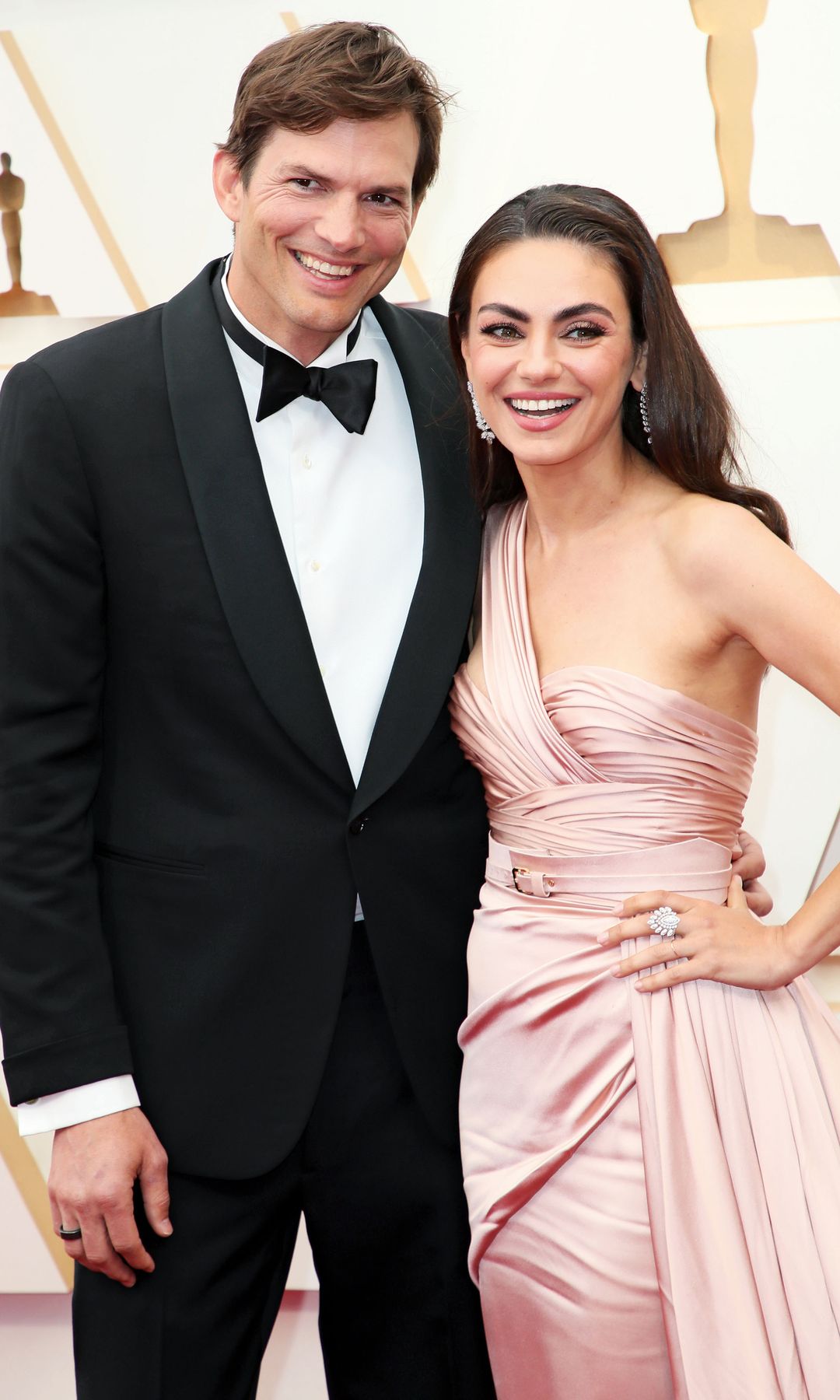 Mila Kunis y Ashton Kutcher en un 'photocall'