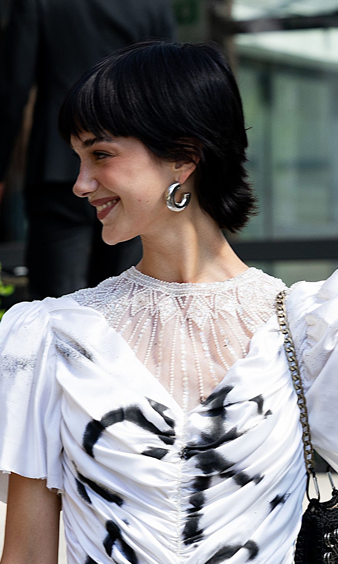  Mujer con cabello corto 