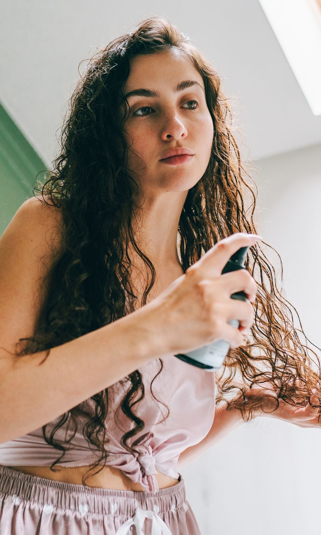  Mujer aplicando un producto sobre su cabello