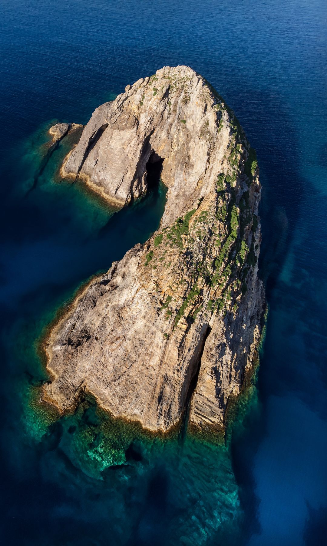 Le Galere, unos curiosos islotes y formaciones rocosas situados en la costa de la isla de Palmarola., islas Pontinas, Italia