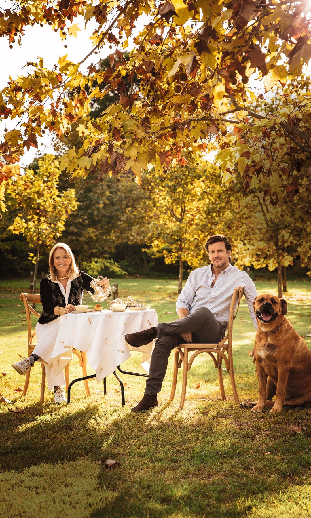 Otro ángulo del jardín, con nuestros anfitriones