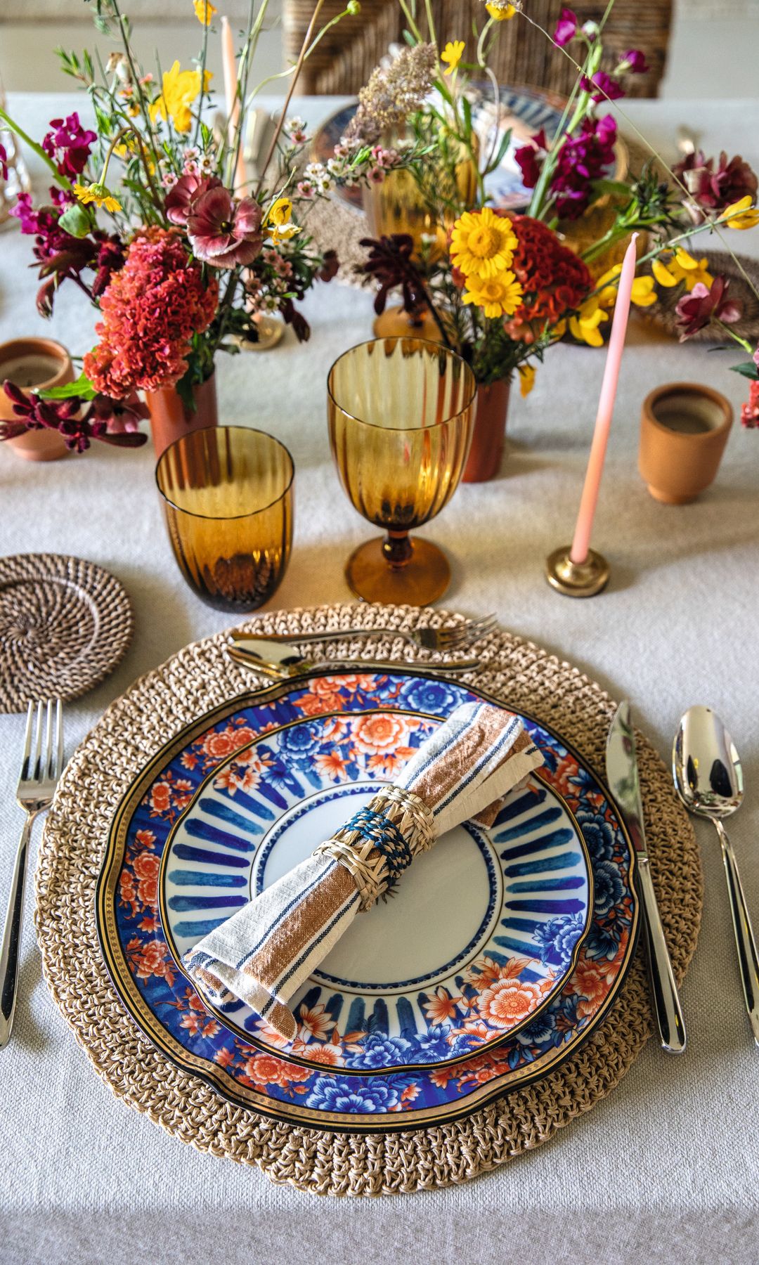 Vajilla y mesa decorada 