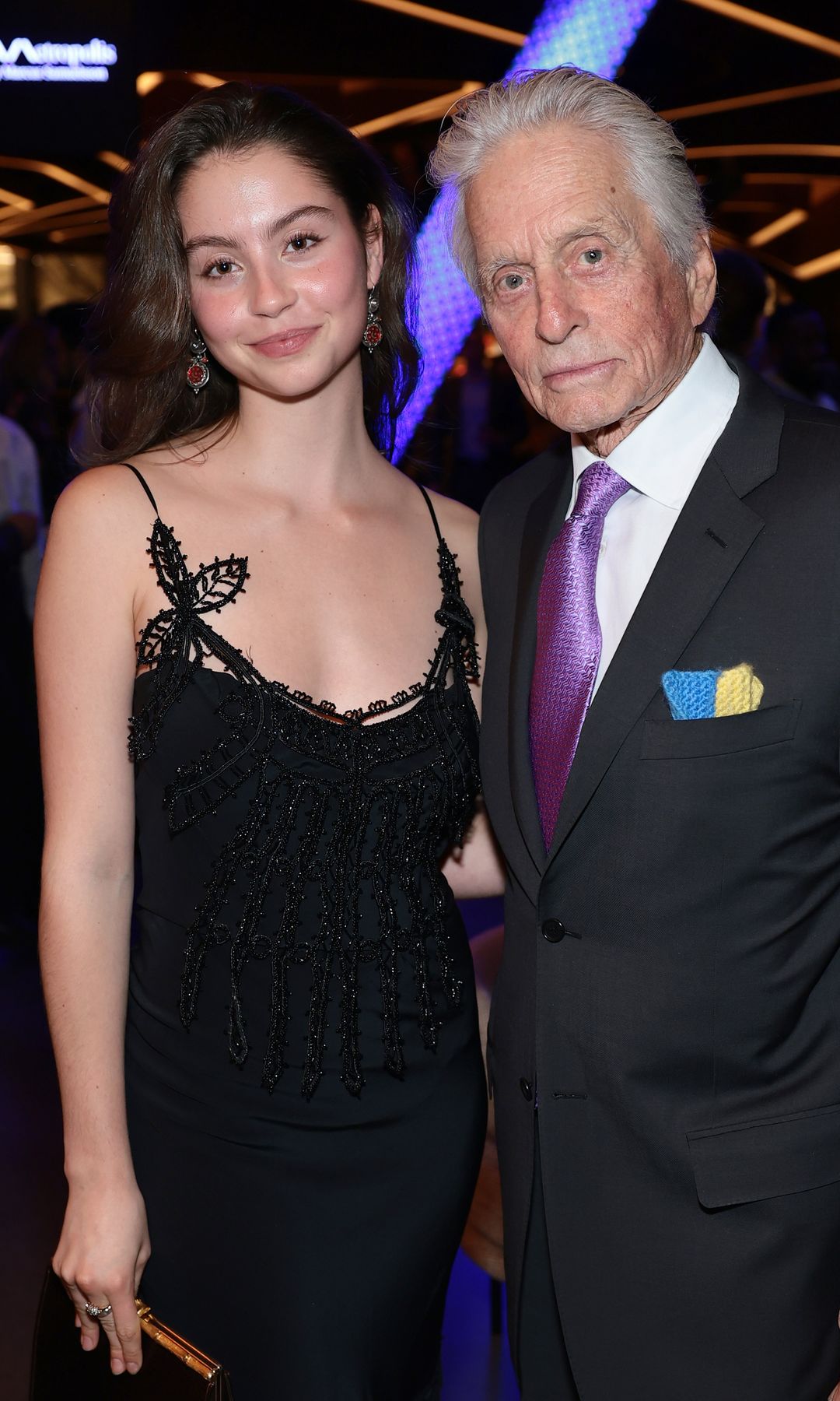 Carys, la viva imagen de Catherine Zeta-Jones, deslumbra con el mismo vestido que su madre lució hace 20 años