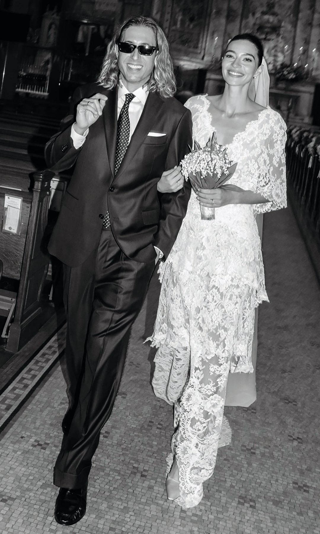 Rocío Crusset y Charlie Scheinen saliendo de la iglesia tras la ceremonia de su boda