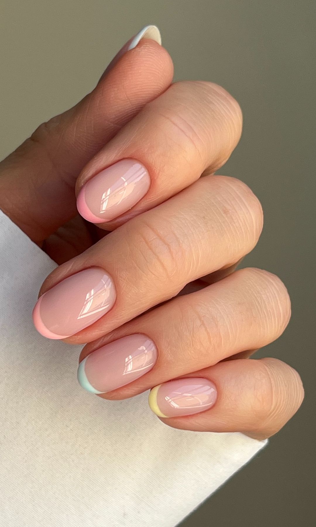 Manicura francesa en tonos pastel