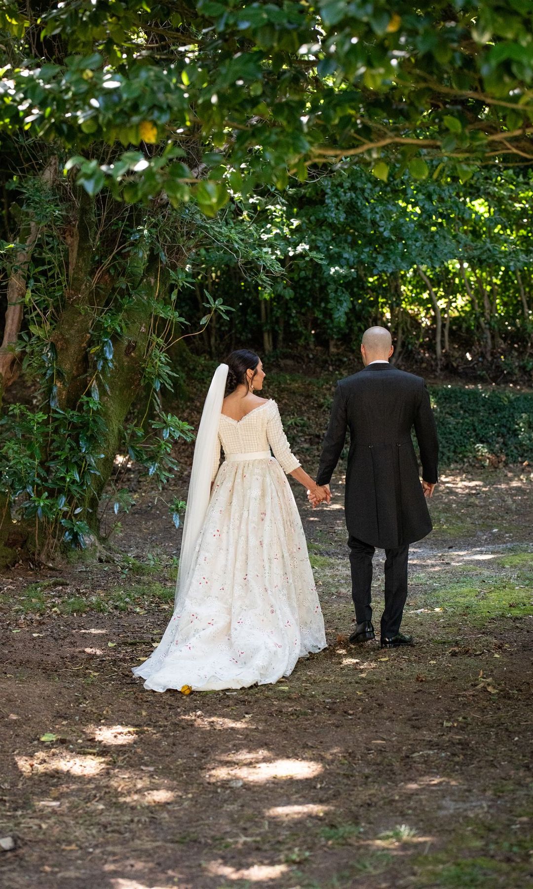 Look de novia viral con flores de Juana Rique