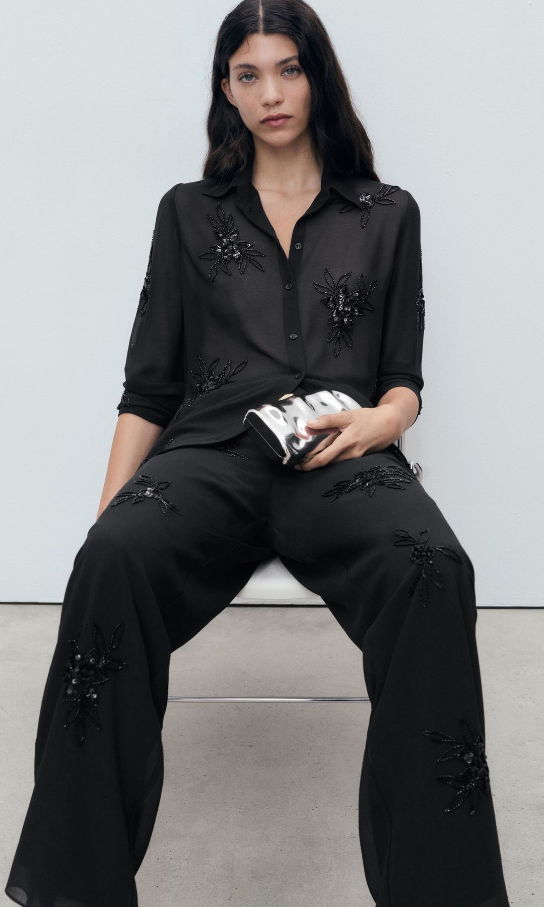 Pantalón negro con bordado de pedrería, de Mango