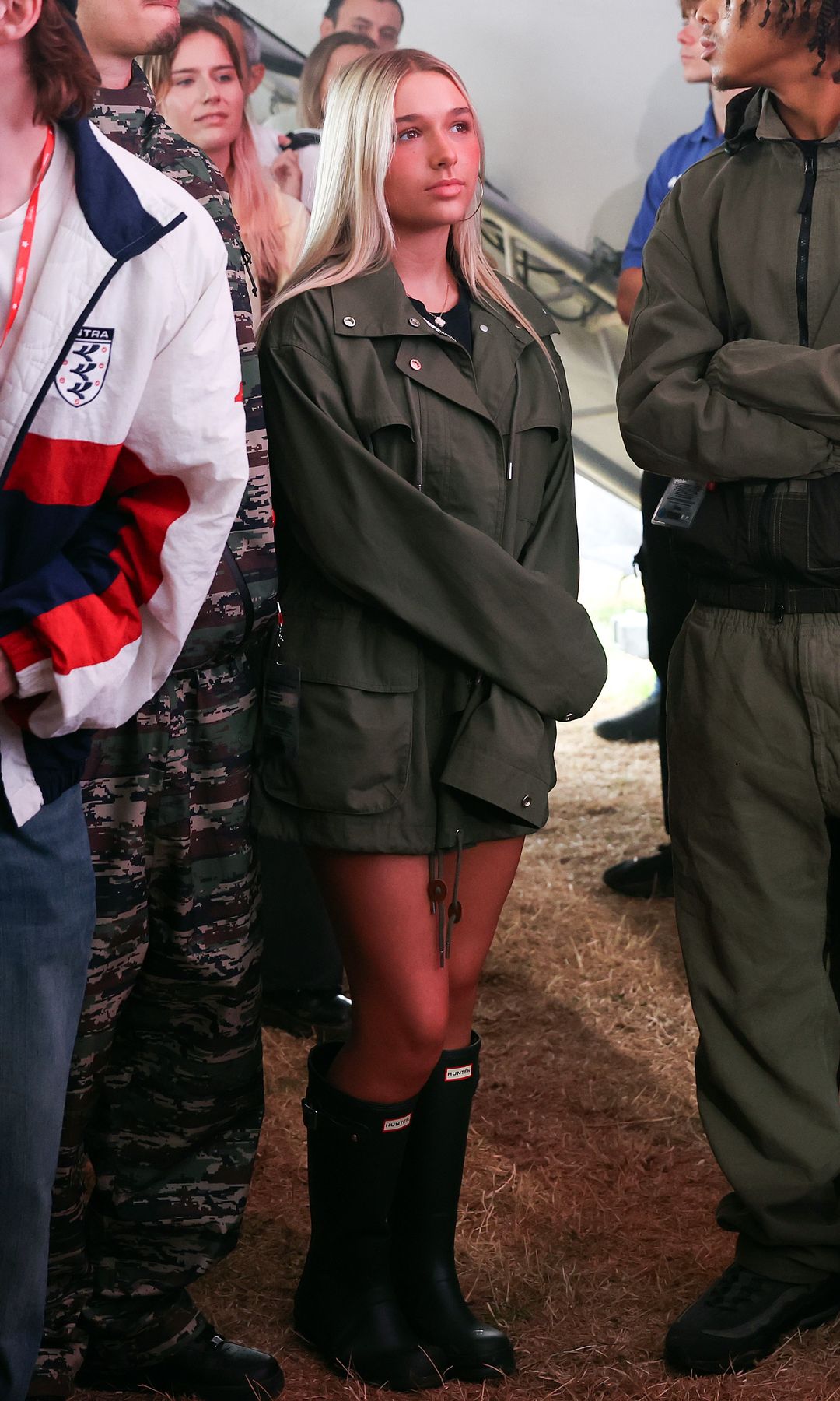 Harper Beckham (15) se va de festival con la parka de su madre y un look otoñal inspirado en otro gran icono de los 90