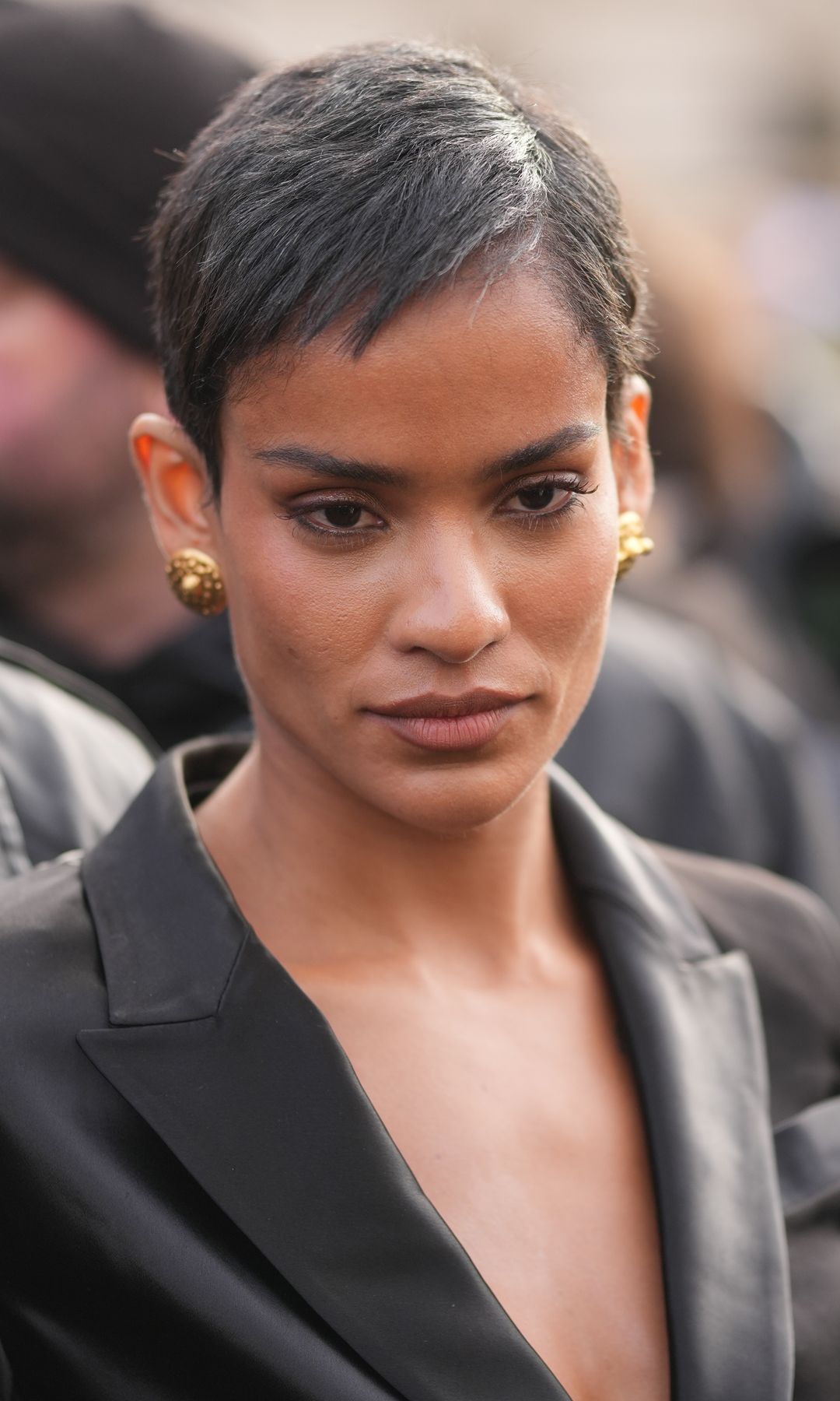  Mujer con pelo muy corto