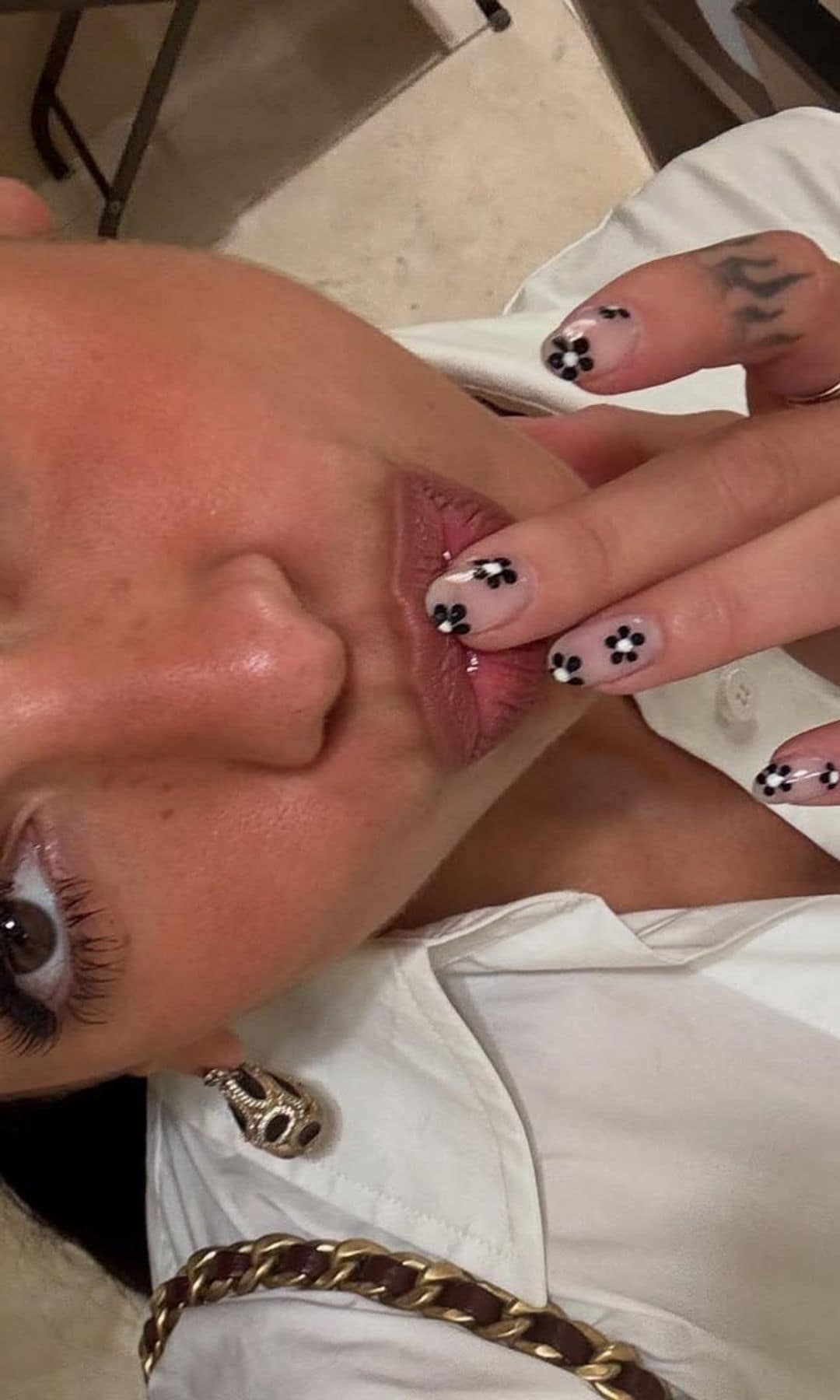 Dua Lipa manicura tendencia