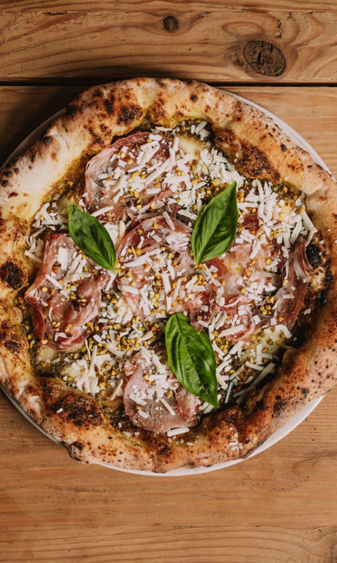 Grossísima di Paula Amor, con pistacchio, provola ahumada, coppa, cacioricotta y 