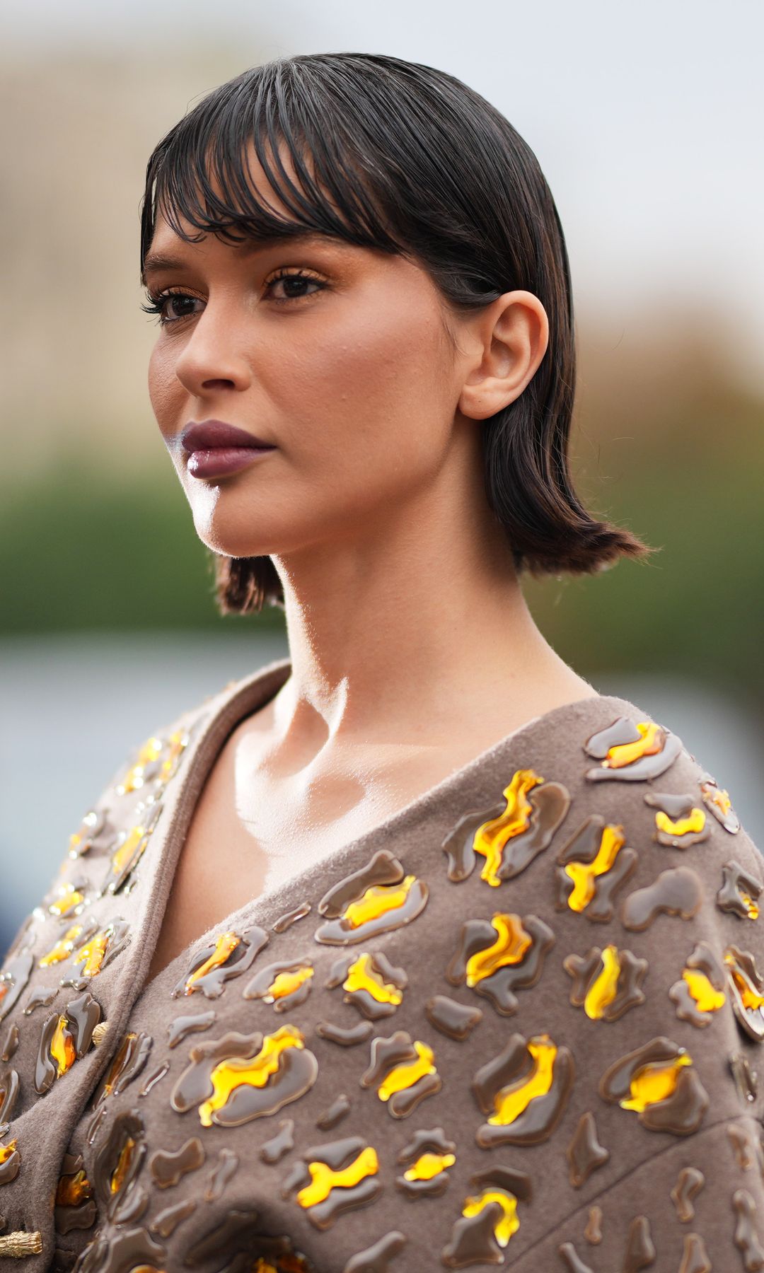  Mujer con cabello corto y flequillo lateral