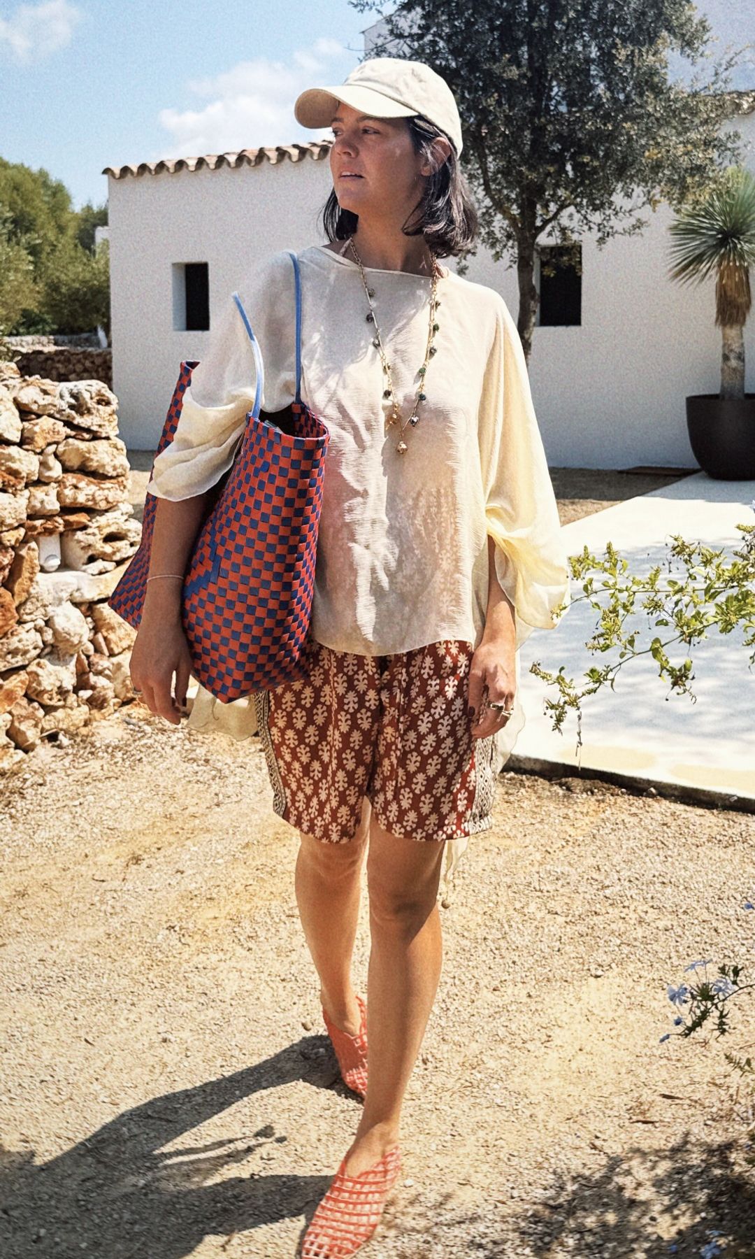 Isabelle Junot se despide del verano en Menorca con un caftán estampado y sus originales sandalias de 1.000 euros