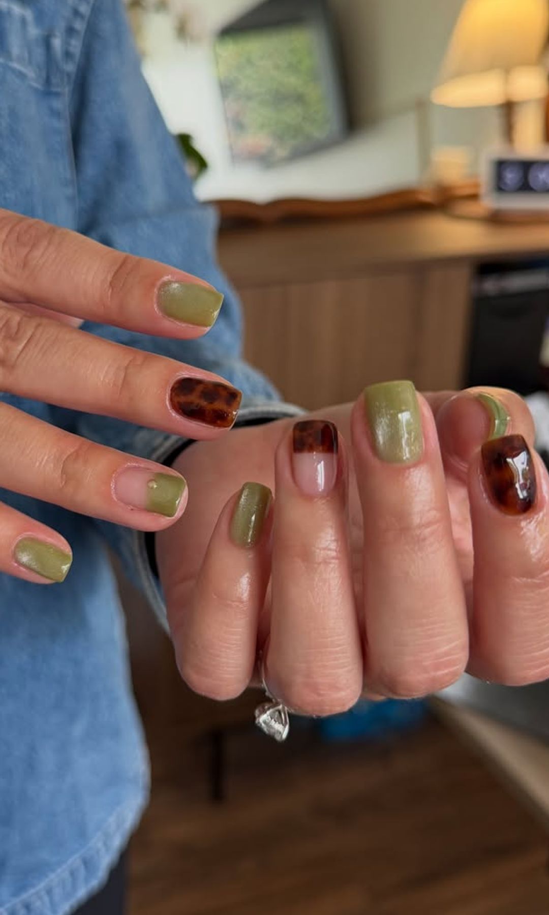 Manicura verde y 'carey'