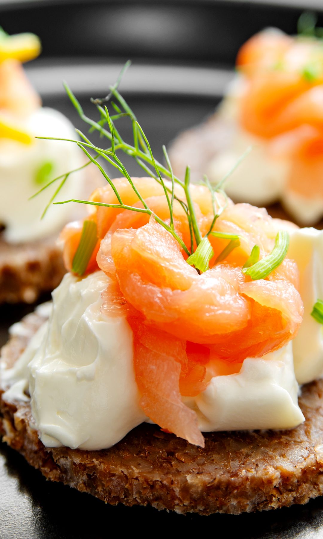 Canapés de queso crema y salmón ahumado.