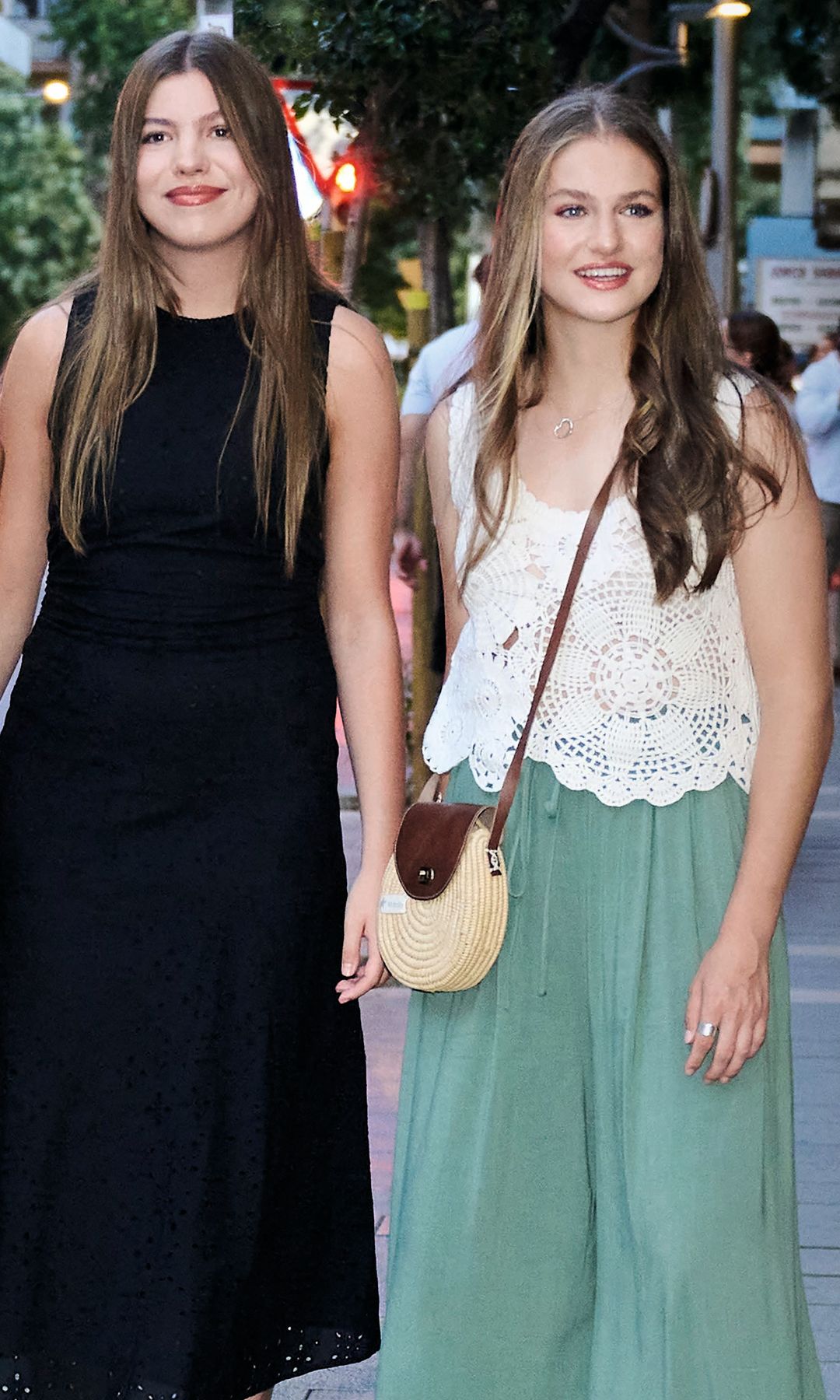 La princesa Leonor y la infanta Sofía con su madre, la reina Letizia