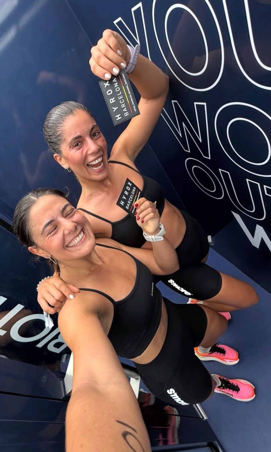 Con su hermana Marta celebrando tras la competición