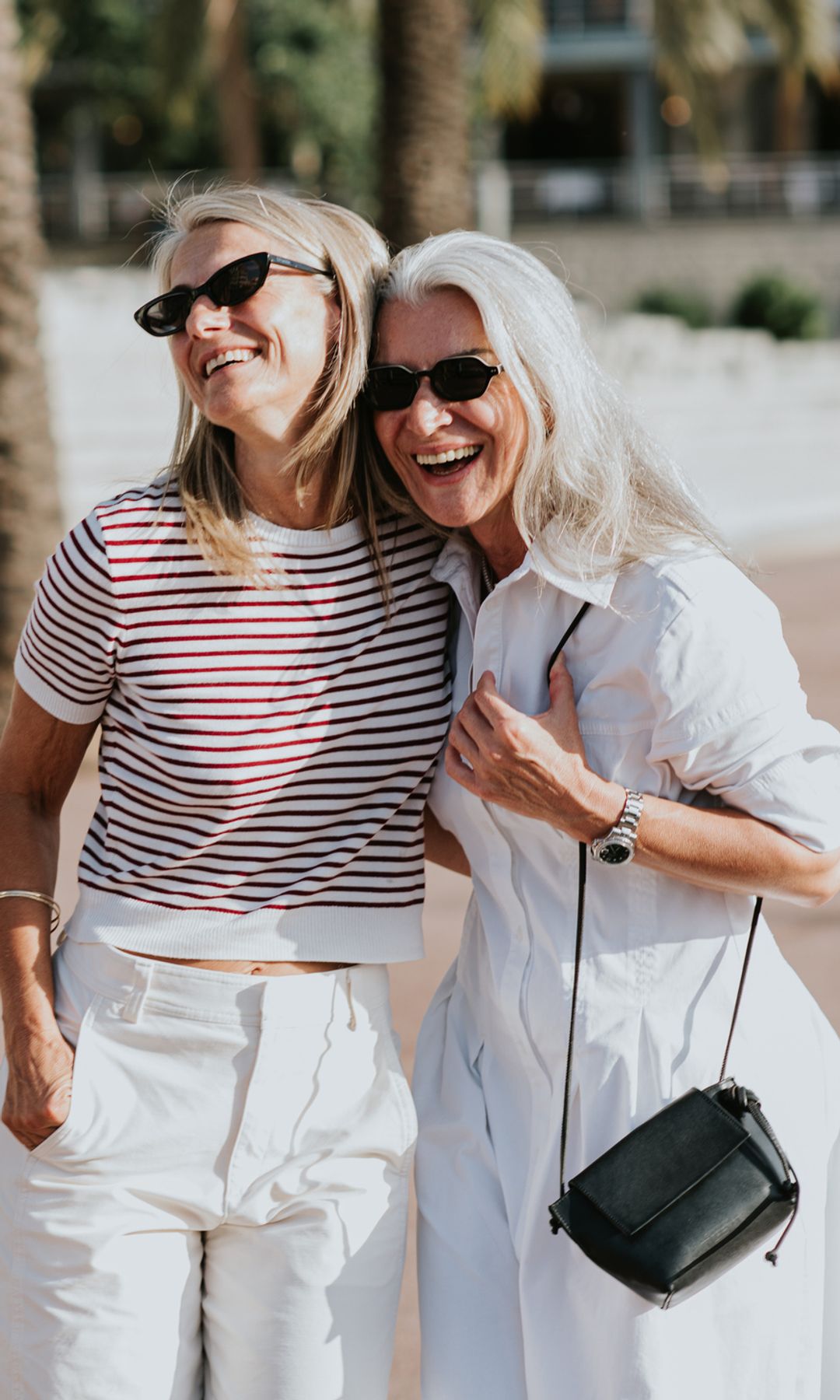 Dos mujeres maduras felices paseando