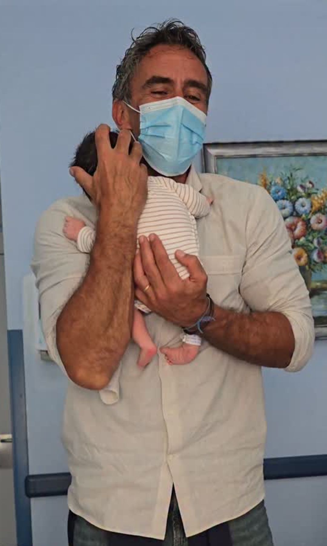 Alonso Caparrós con su nieta recién nacida
