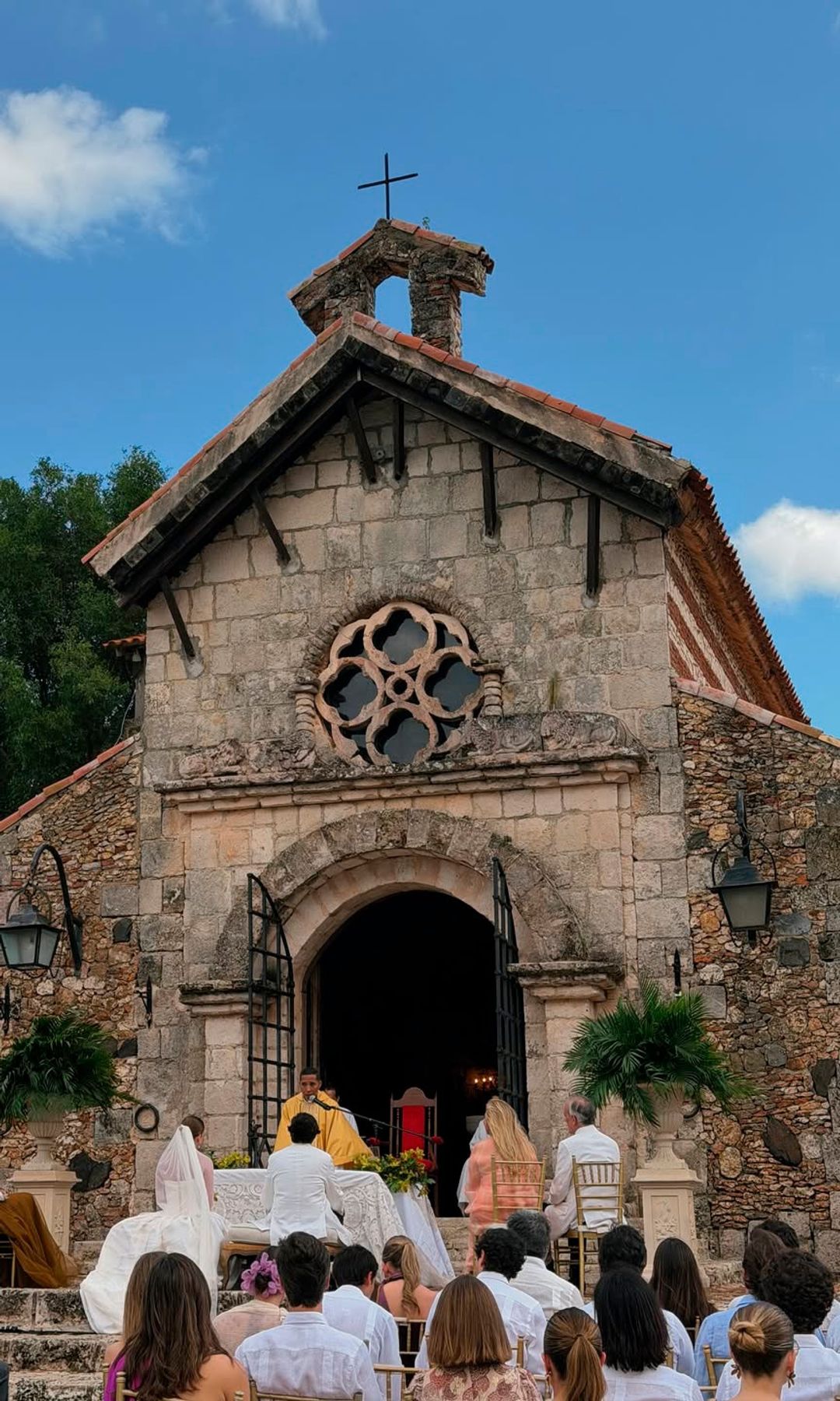 Los novios, durante la ceremonia religiosa